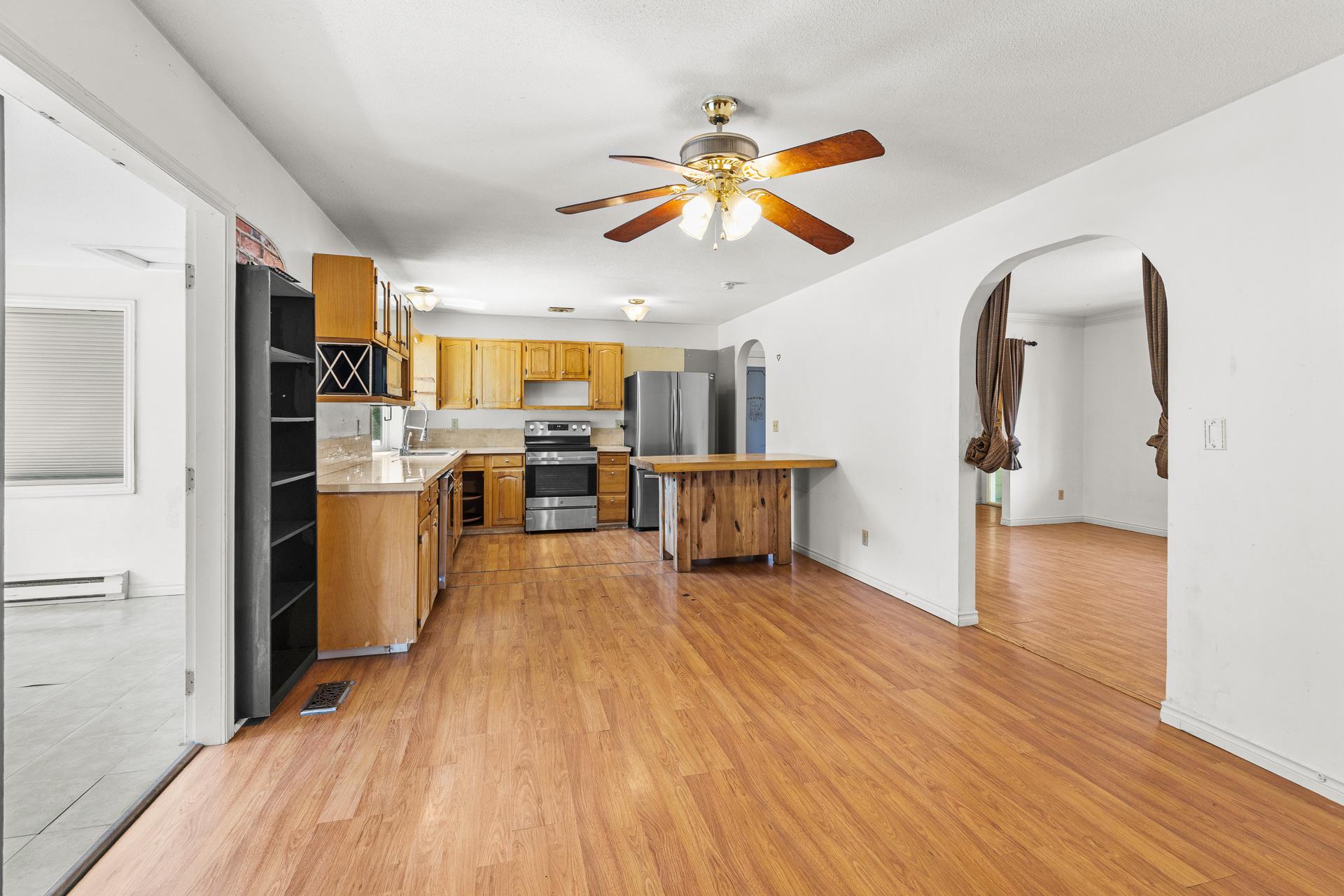 925 Sutherland Avenue, Kelowna, BC - Indoor Photo Showing Kitchen