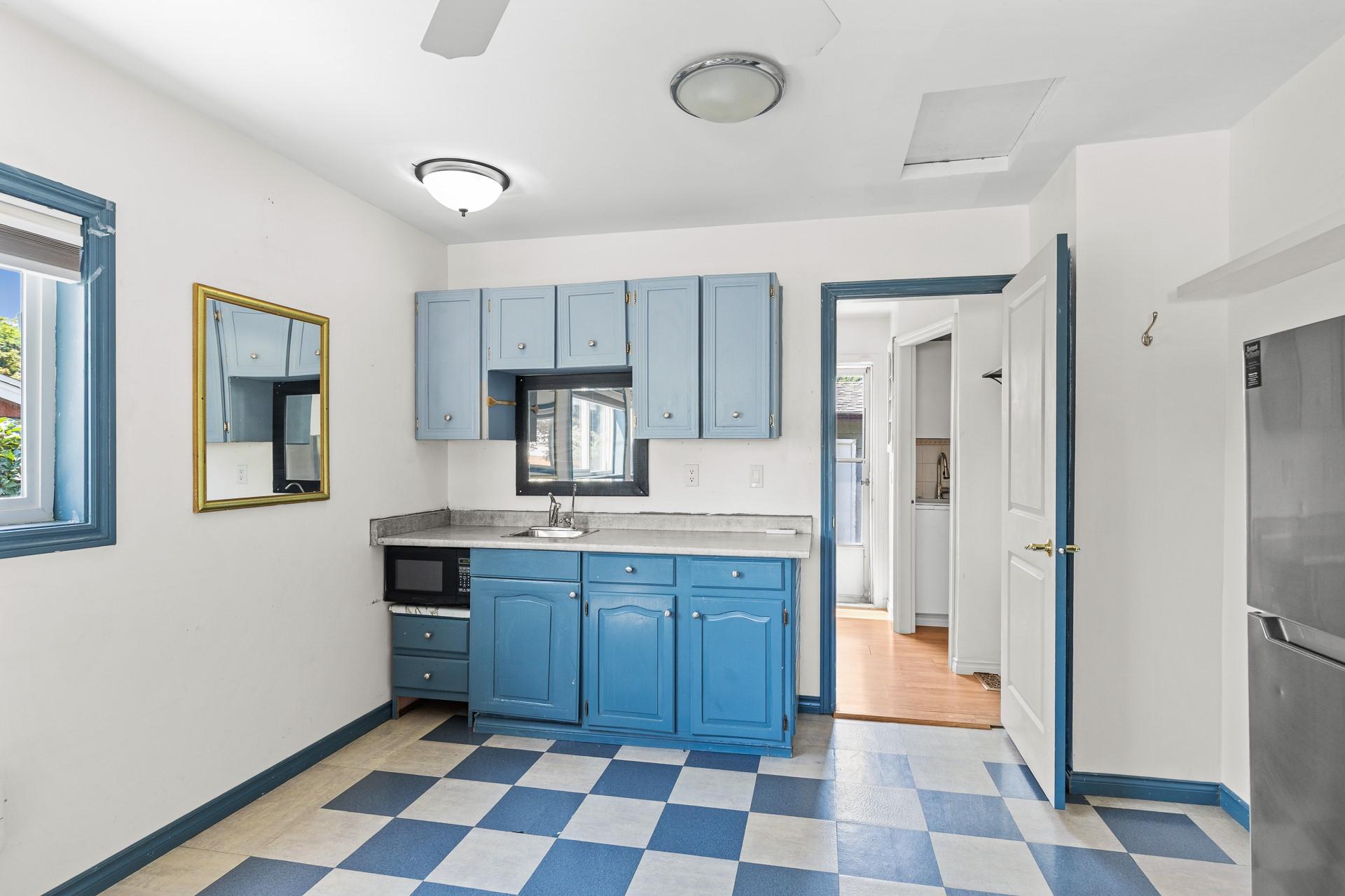 925 Sutherland Avenue, Kelowna, BC - Indoor Photo Showing Kitchen