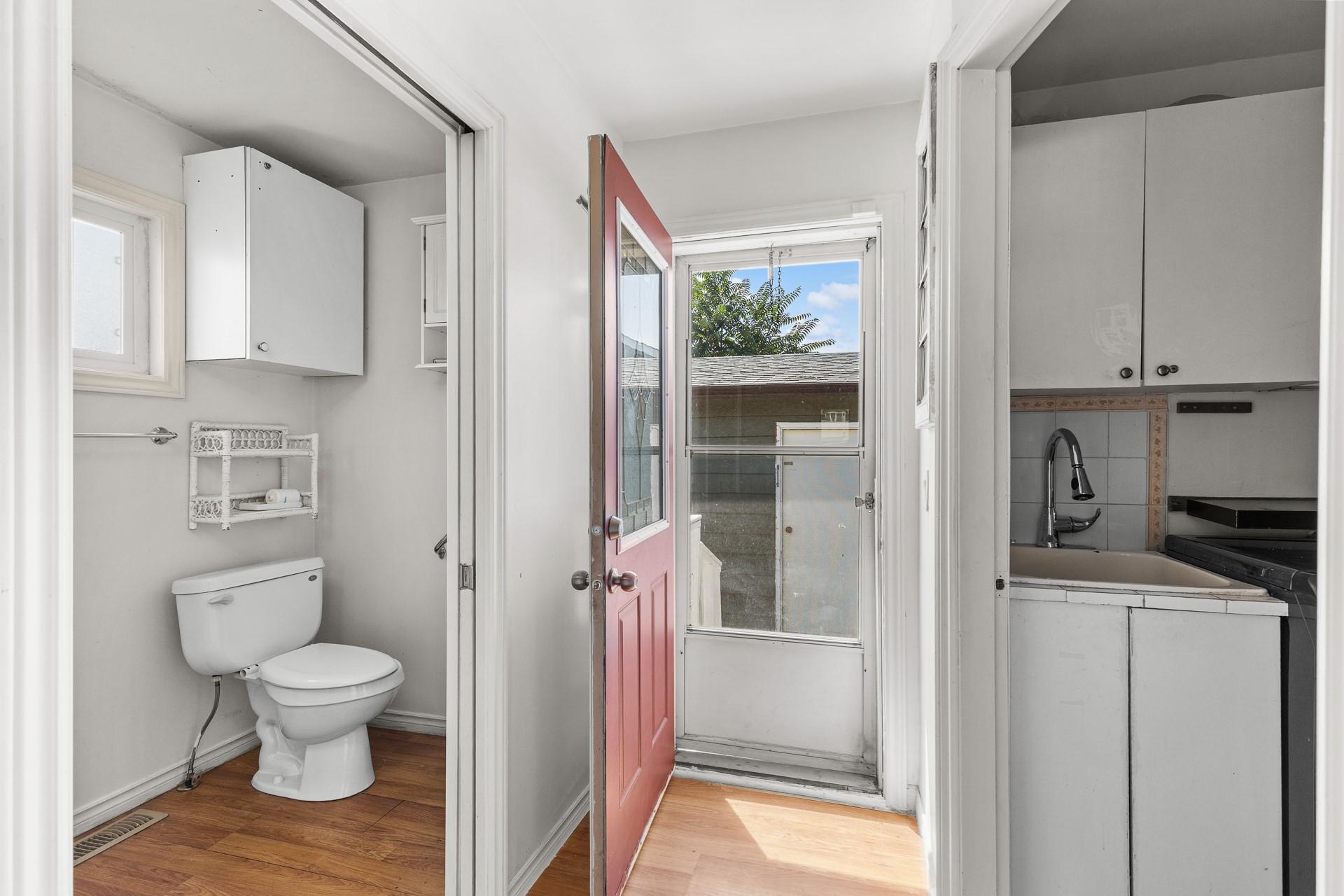 925 Sutherland Avenue, Kelowna, BC - Indoor Photo Showing Bathroom