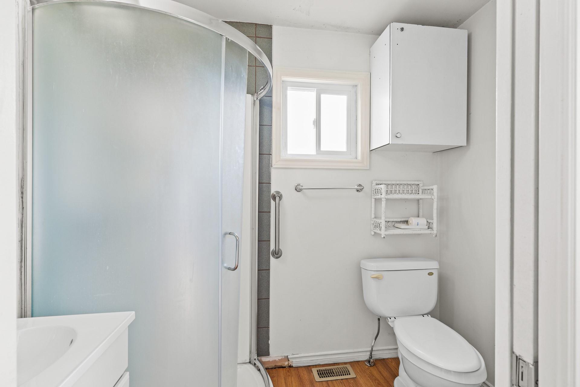 925 Sutherland Avenue, Kelowna, BC - Indoor Photo Showing Bathroom
