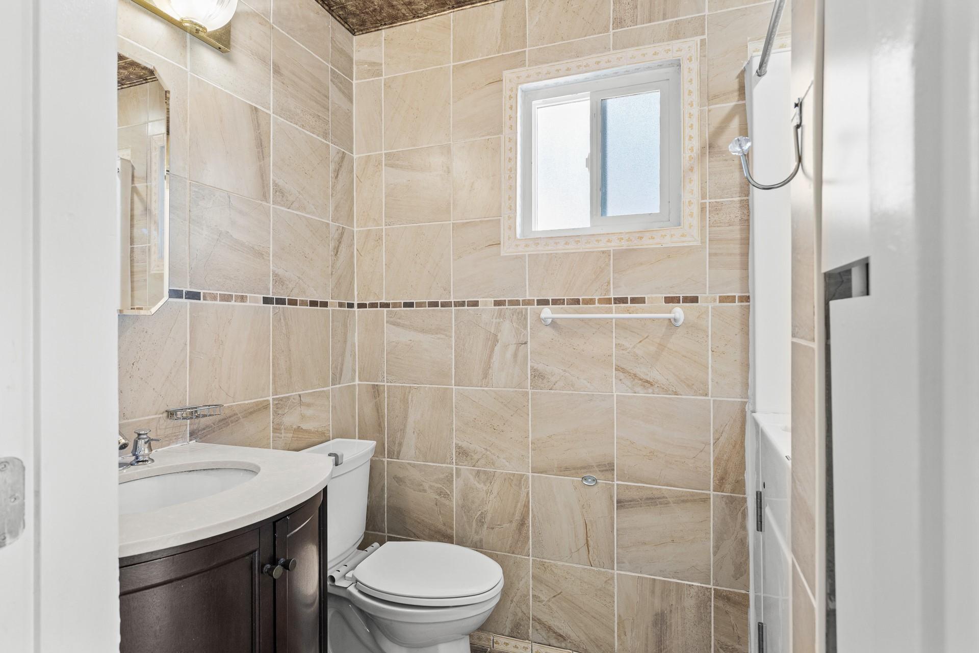 925 Sutherland Avenue, Kelowna, BC - Indoor Photo Showing Bathroom