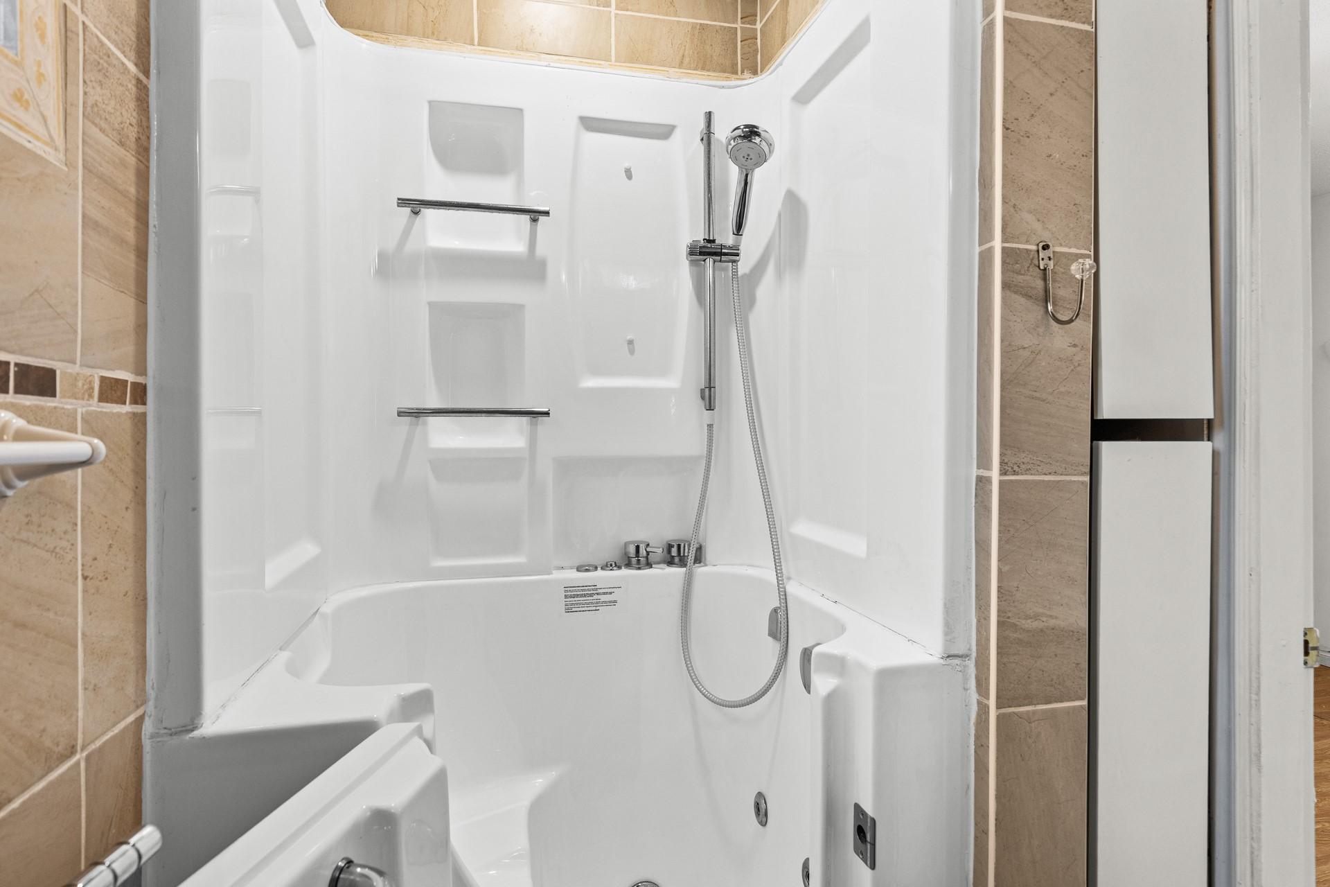 925 Sutherland Avenue, Kelowna, BC - Indoor Photo Showing Bathroom