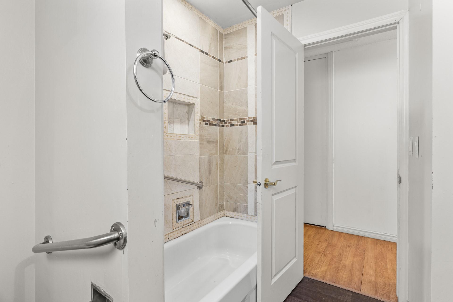 925 Sutherland Avenue, Kelowna, BC - Indoor Photo Showing Bathroom