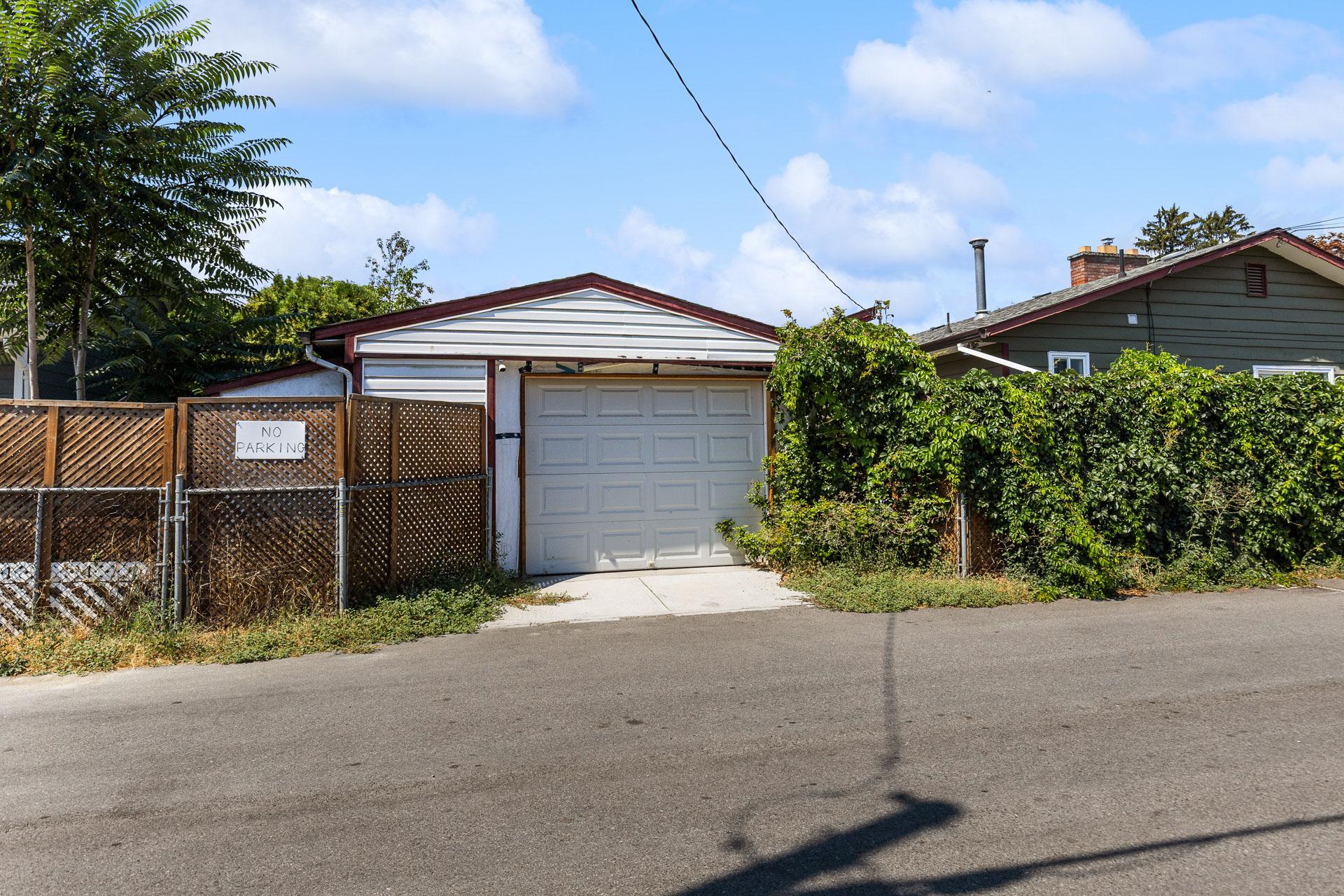 925 Sutherland Avenue, Kelowna, BC - Outdoor
