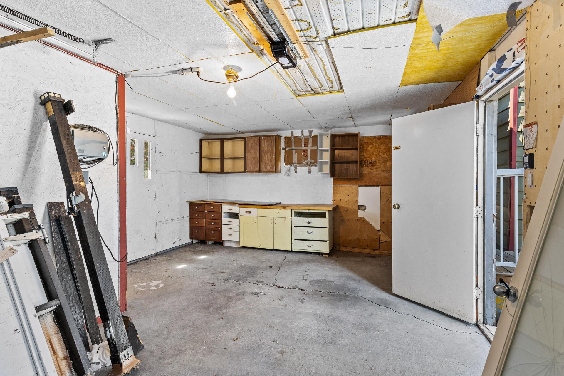 925 Sutherland Avenue, Kelowna, BC - Indoor