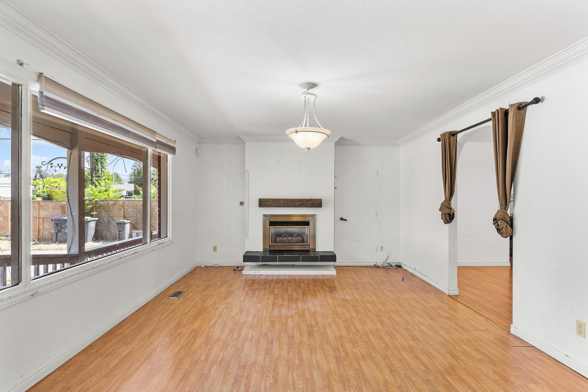 925 Sutherland Avenue, Kelowna, BC - Indoor Photo Showing Other Room With Fireplace