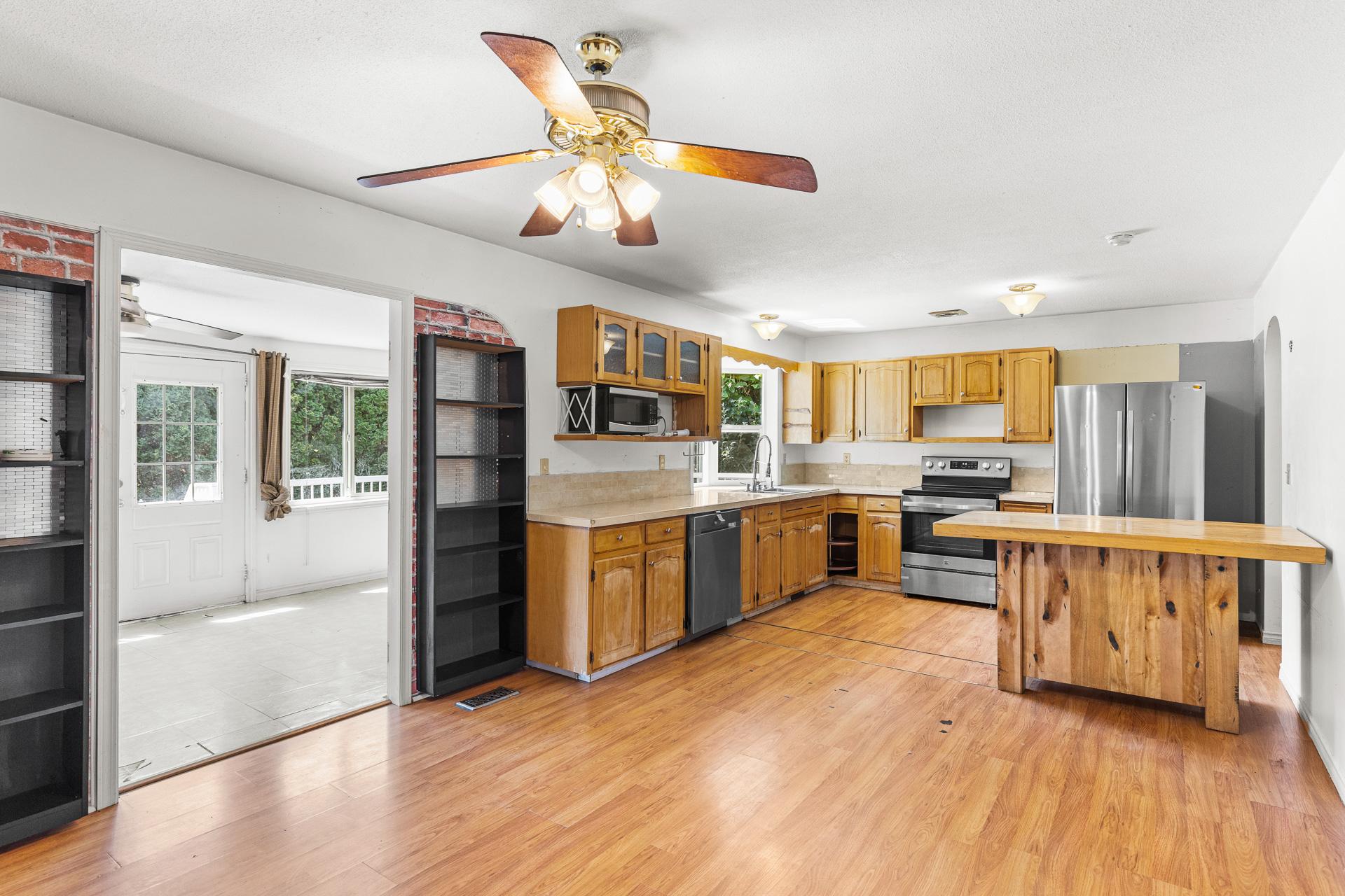 925 Sutherland Avenue, Kelowna, BC - Indoor Photo Showing Kitchen