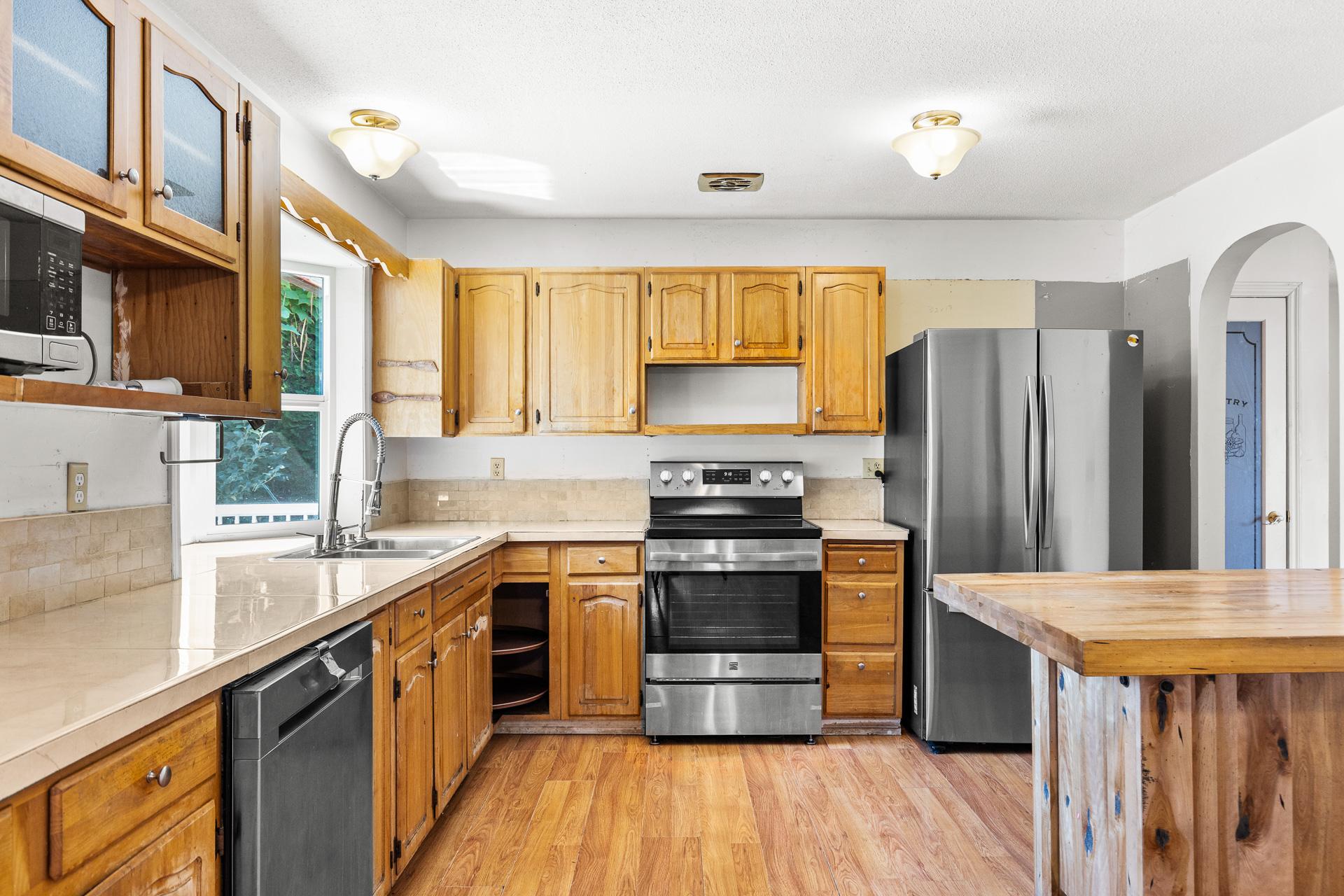 925 Sutherland Avenue, Kelowna, BC - Indoor Photo Showing Kitchen With Double Sink