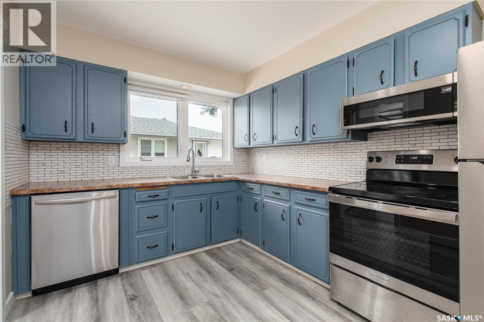 1131 Currie Crescent, Moose Jaw, SK - Indoor Photo Showing Kitchen With Double Sink