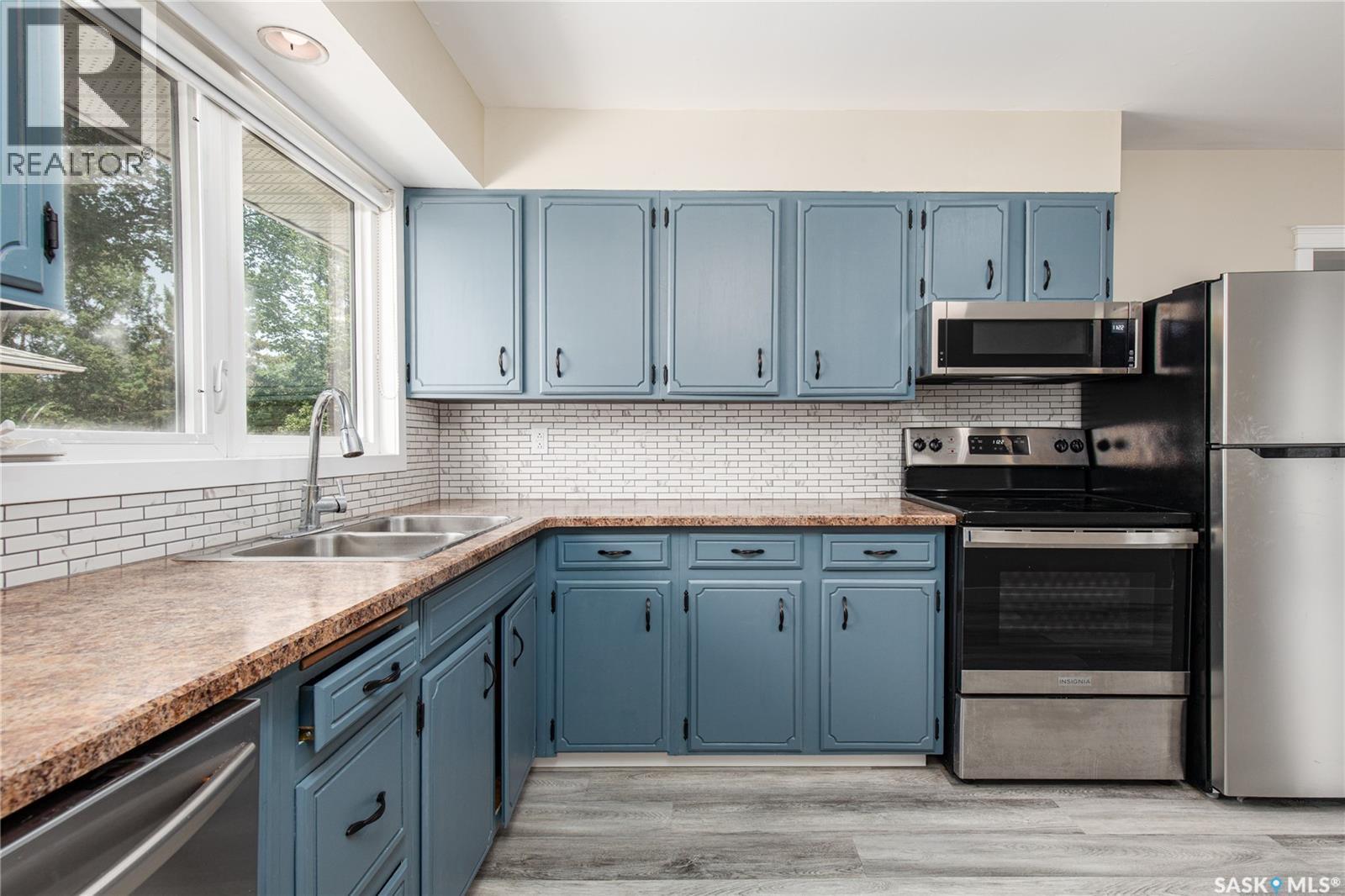 1131 Currie Crescent, Moose Jaw, SK - Indoor Photo Showing Kitchen With Double Sink