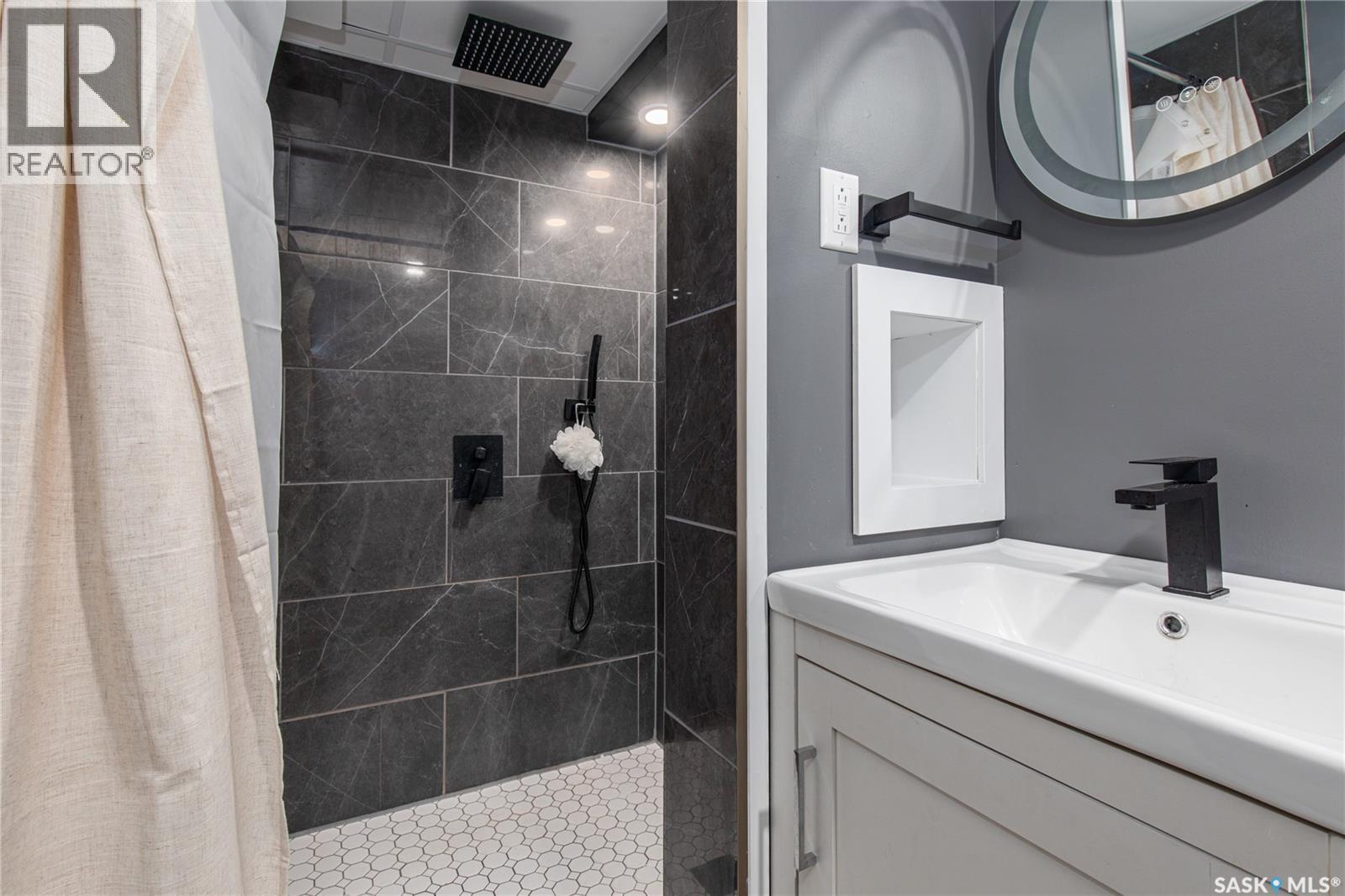 1131 Currie Crescent, Moose Jaw, SK - Indoor Photo Showing Bathroom