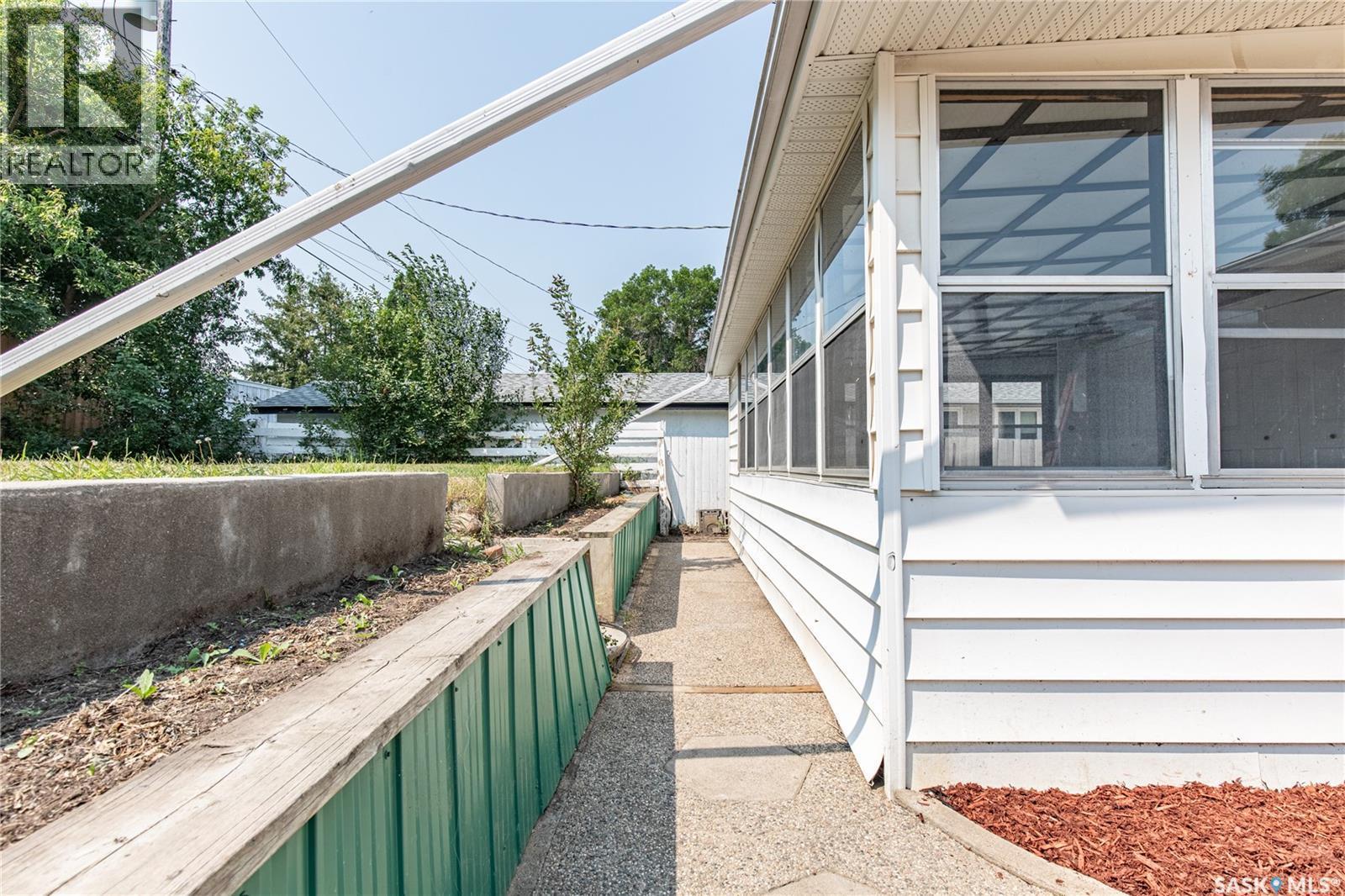 1131 Currie Crescent, Moose Jaw, SK - Outdoor