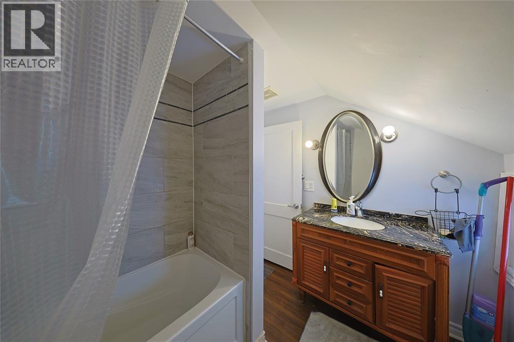 196 Brock Street North, Sarnia, ON - Indoor Photo Showing Bathroom