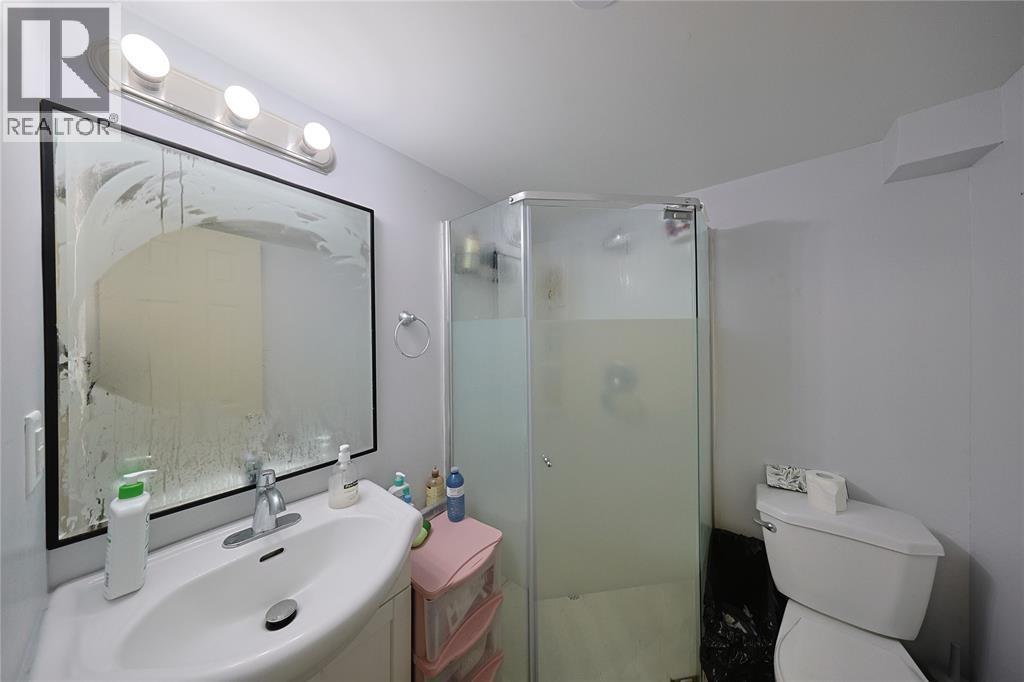 196 Brock Street North, Sarnia, ON - Indoor Photo Showing Bathroom