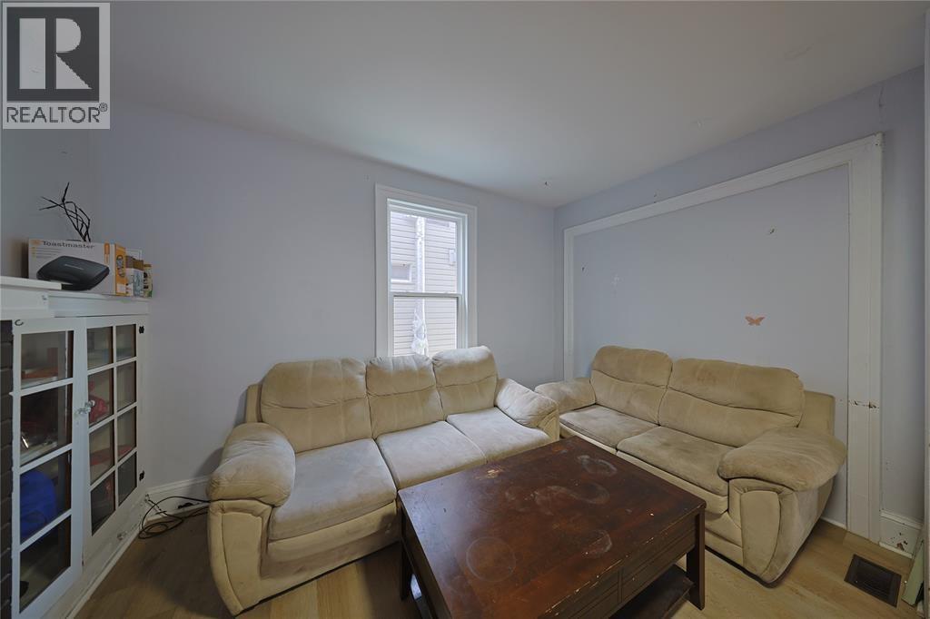 196 Brock Street North, Sarnia, ON - Indoor Photo Showing Living Room
