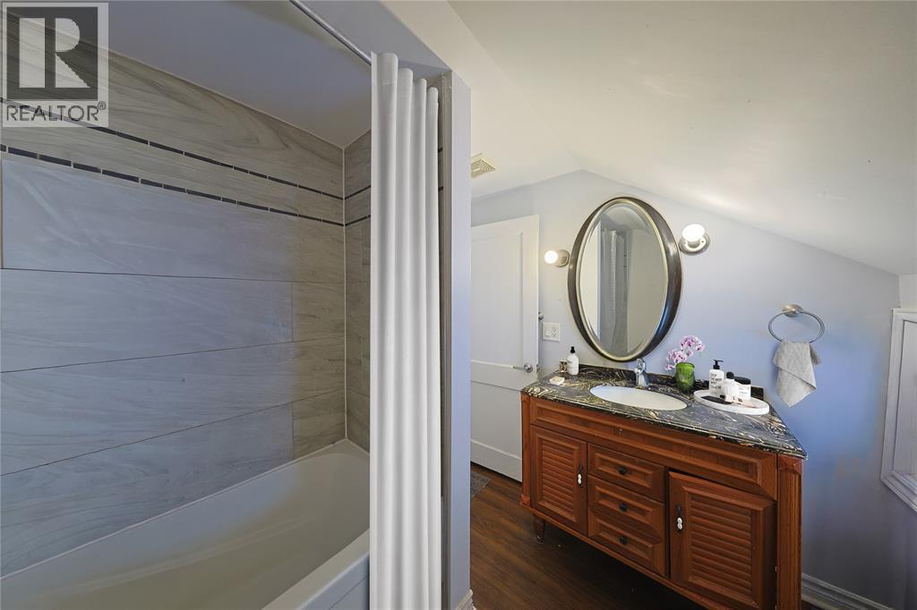 196 Brock Street North, Sarnia, ON - Indoor Photo Showing Bathroom