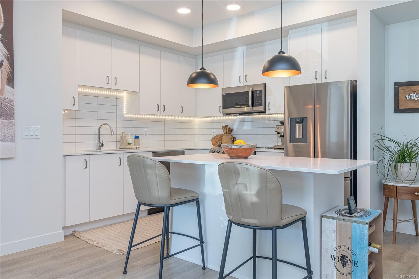 #106-120 Jensen Ave West, Parksville, BC - Indoor Photo Showing Kitchen With Upgraded Kitchen
