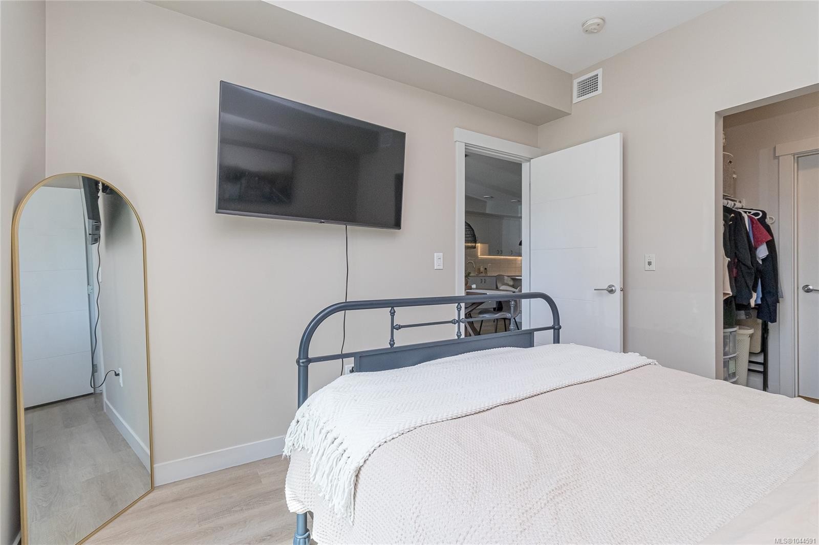 #106-120 Jensen Ave West, Parksville, BC - Indoor Photo Showing Bedroom