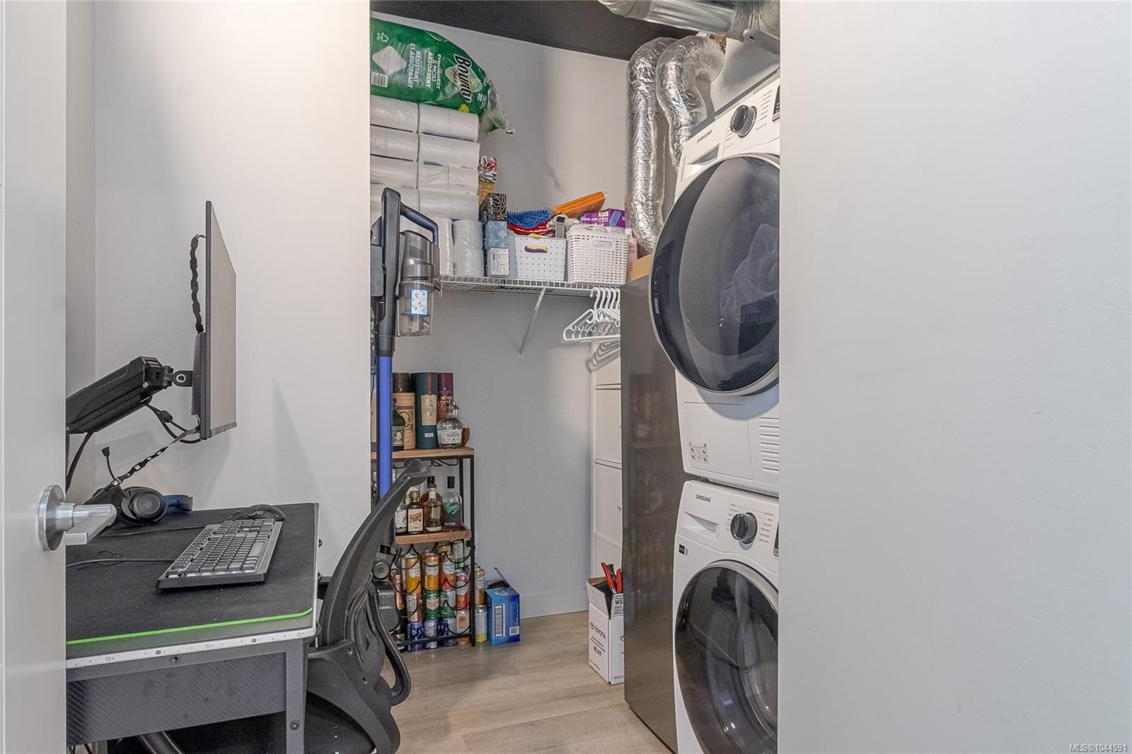 #106-120 Jensen Ave West, Parksville, BC - Indoor Photo Showing Laundry Room