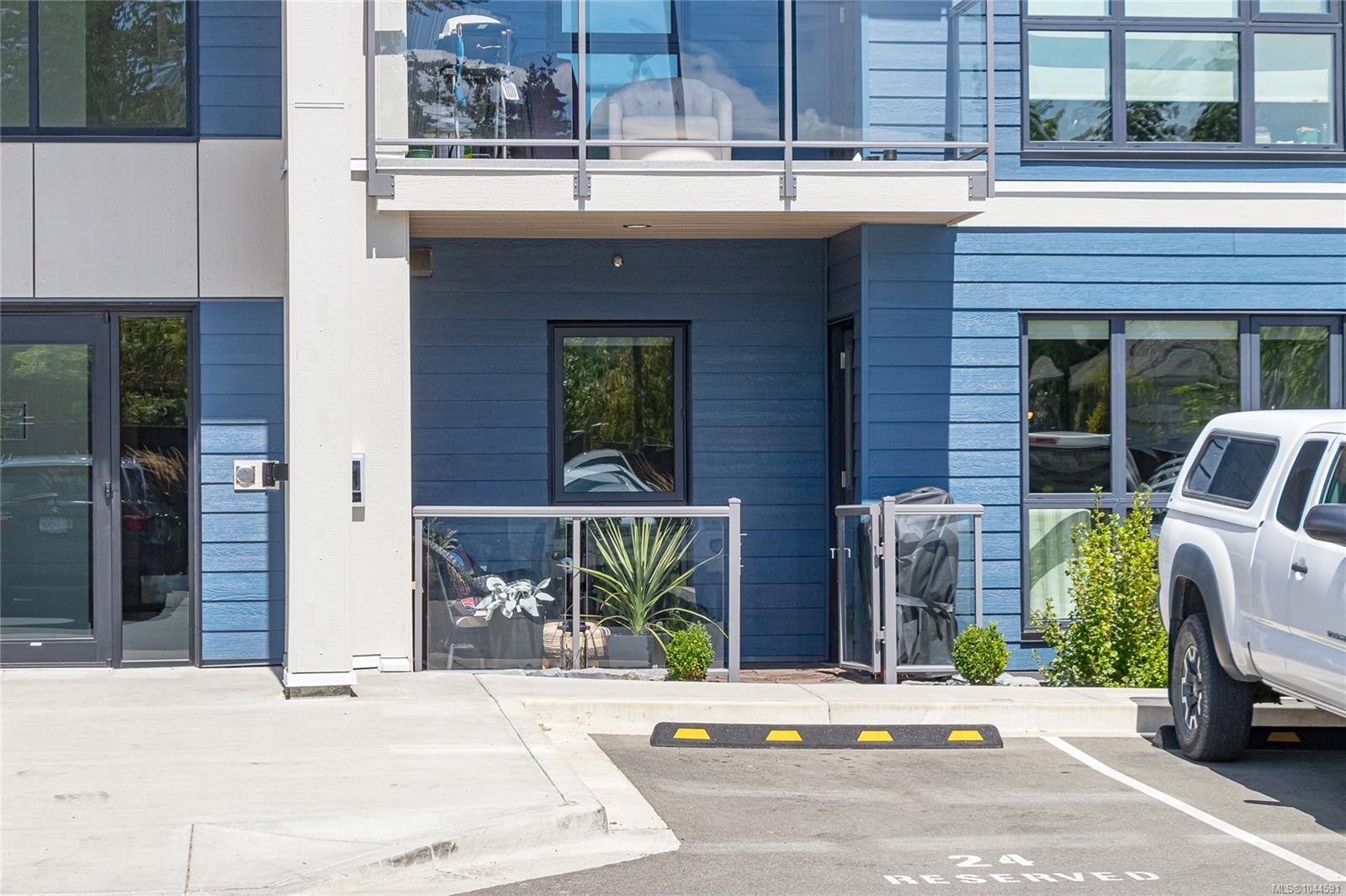 #106-120 Jensen Ave West, Parksville, BC - Outdoor