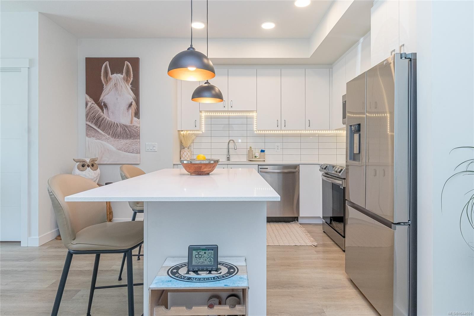 #106-120 Jensen Ave West, Parksville, BC - Indoor Photo Showing Kitchen With Upgraded Kitchen