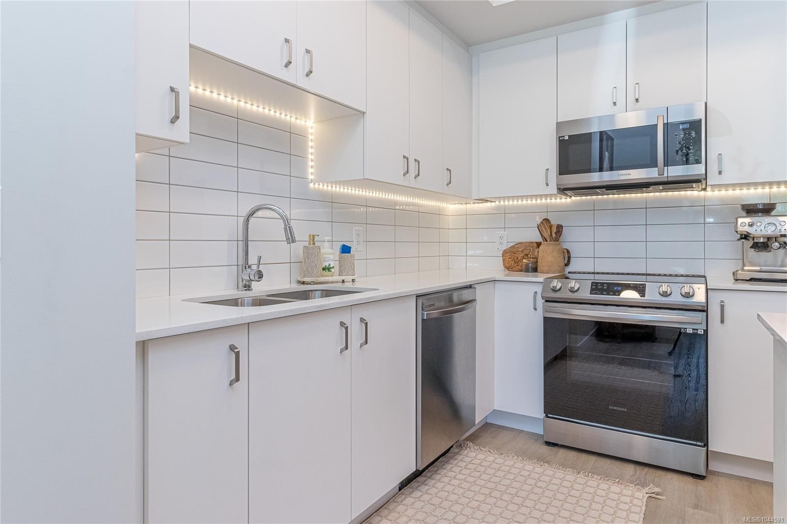 #106-120 Jensen Ave West, Parksville, BC - Indoor Photo Showing Kitchen With Double Sink With Upgraded Kitchen