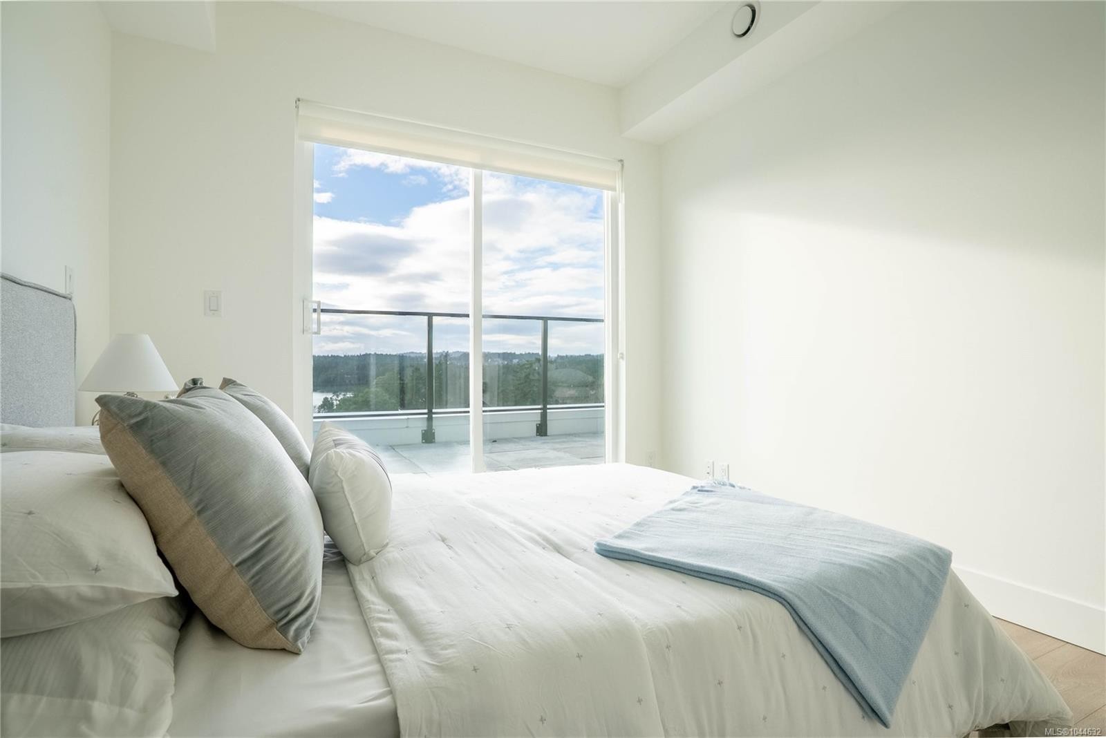 #303-258 Helmcken Rd, View Royal, BC - Indoor Photo Showing Bedroom
