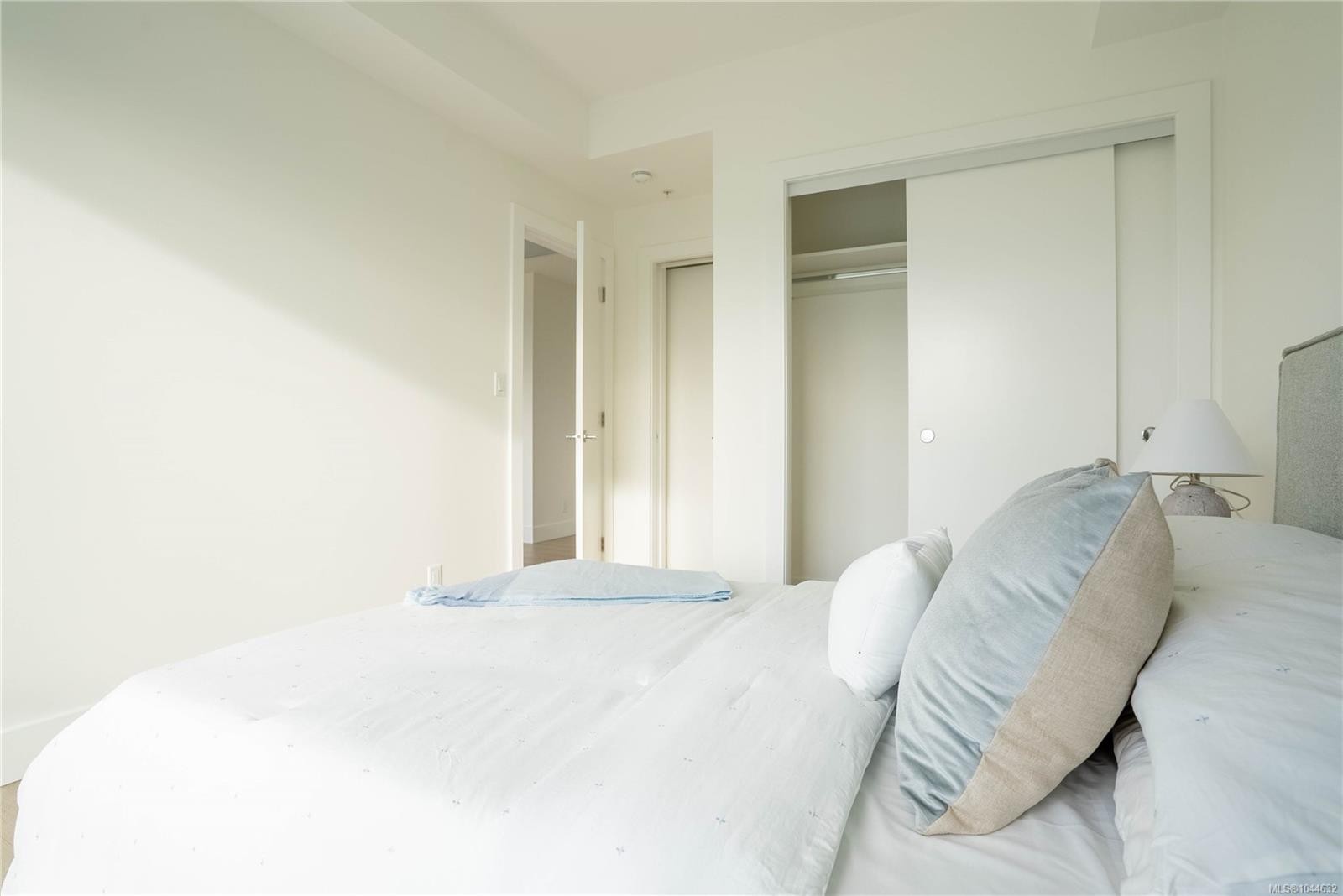 #303-258 Helmcken Rd, View Royal, BC - Indoor Photo Showing Bedroom