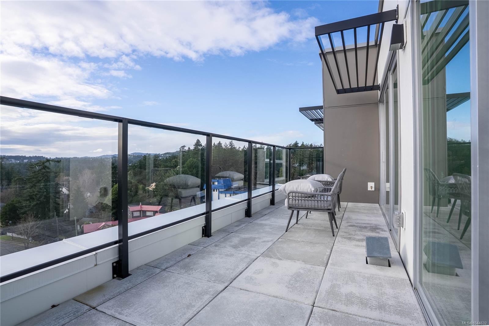 #303-258 Helmcken Rd, View Royal, BC - Outdoor