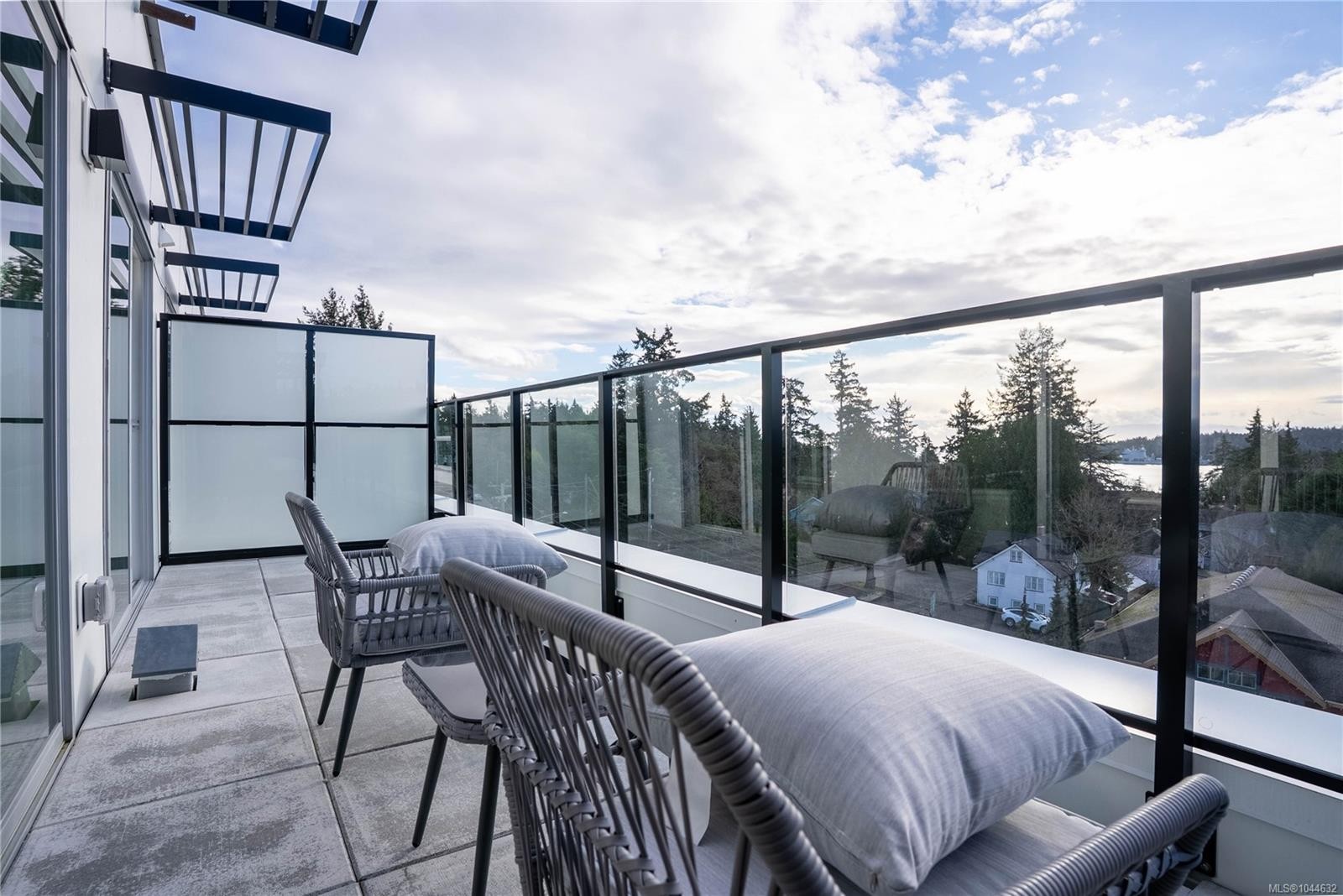 #303-258 Helmcken Rd, View Royal, BC - Outdoor