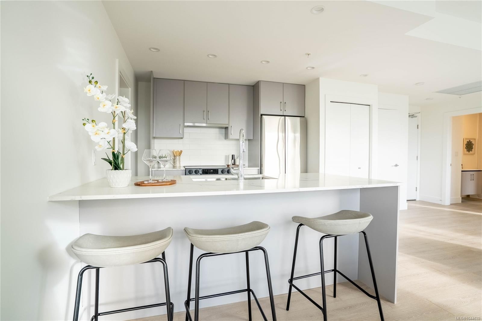 #303-258 Helmcken Rd, View Royal, BC - Indoor Photo Showing Kitchen With Upgraded Kitchen