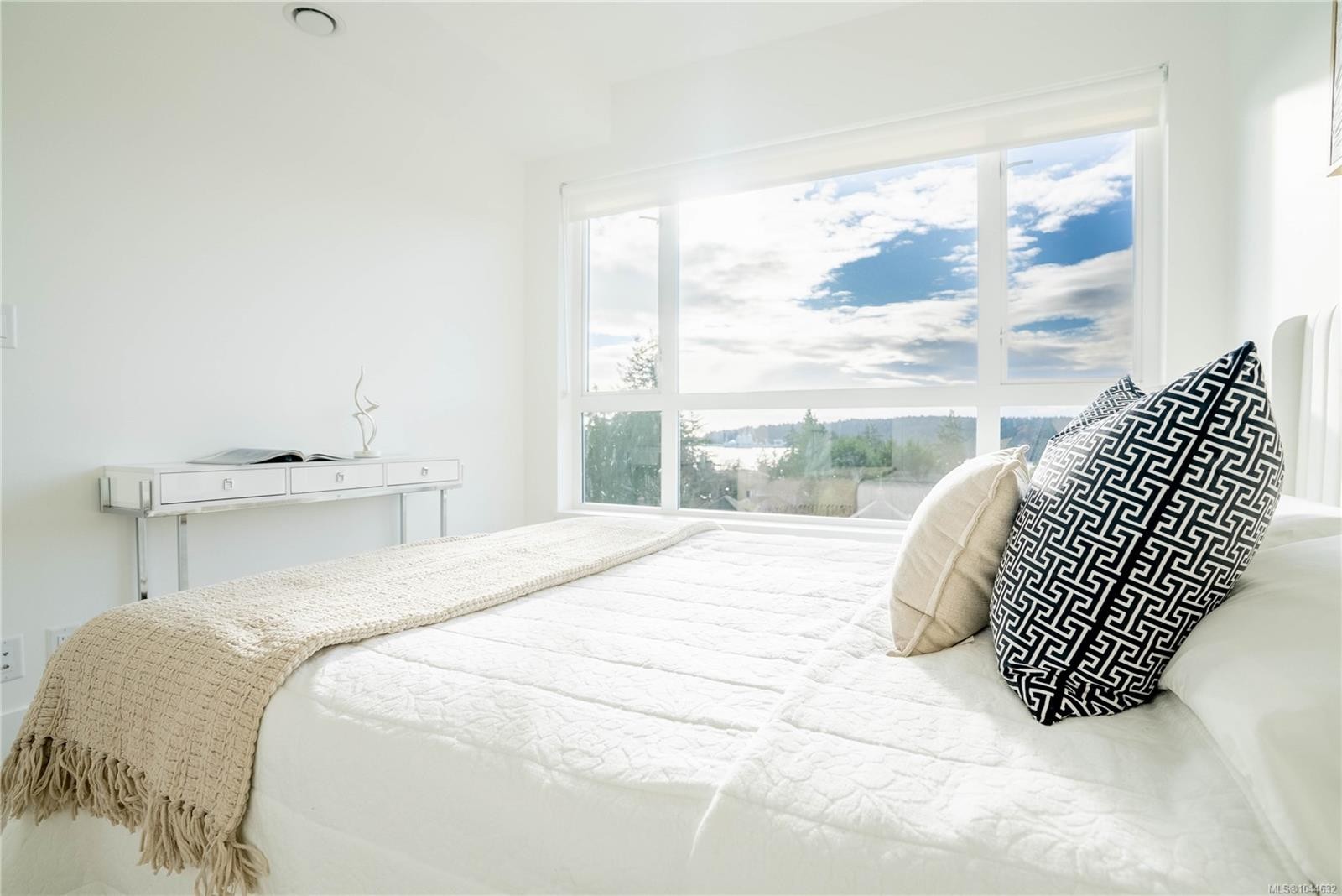 #303-258 Helmcken Rd, View Royal, BC - Indoor Photo Showing Bedroom