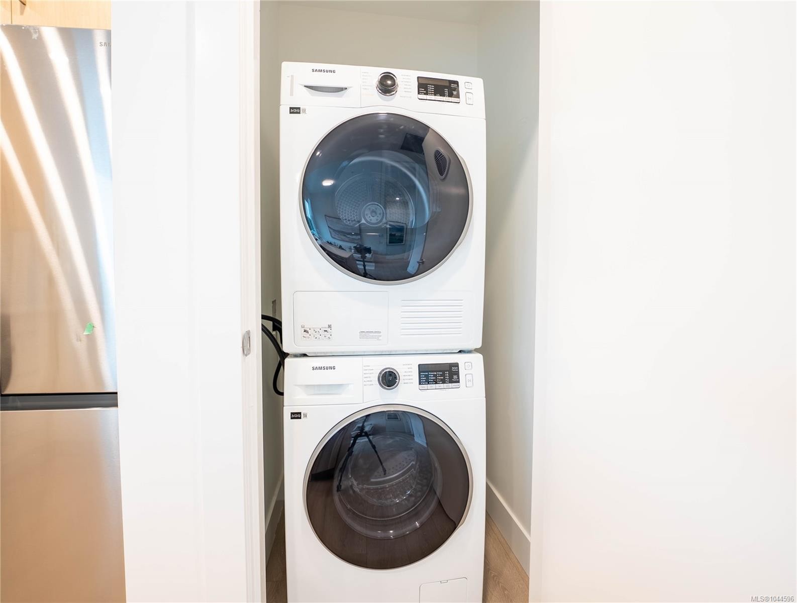 #212-258 Helmcken Rd, View Royal, BC - Indoor Photo Showing Laundry Room