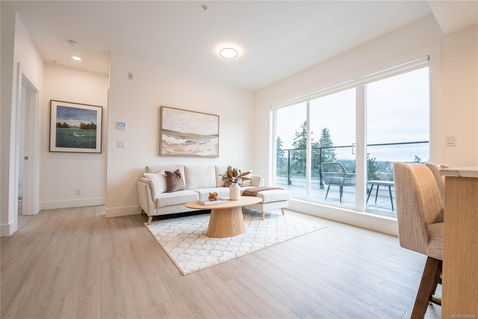 #212-258 Helmcken Rd, View Royal, BC - Indoor Photo Showing Living Room