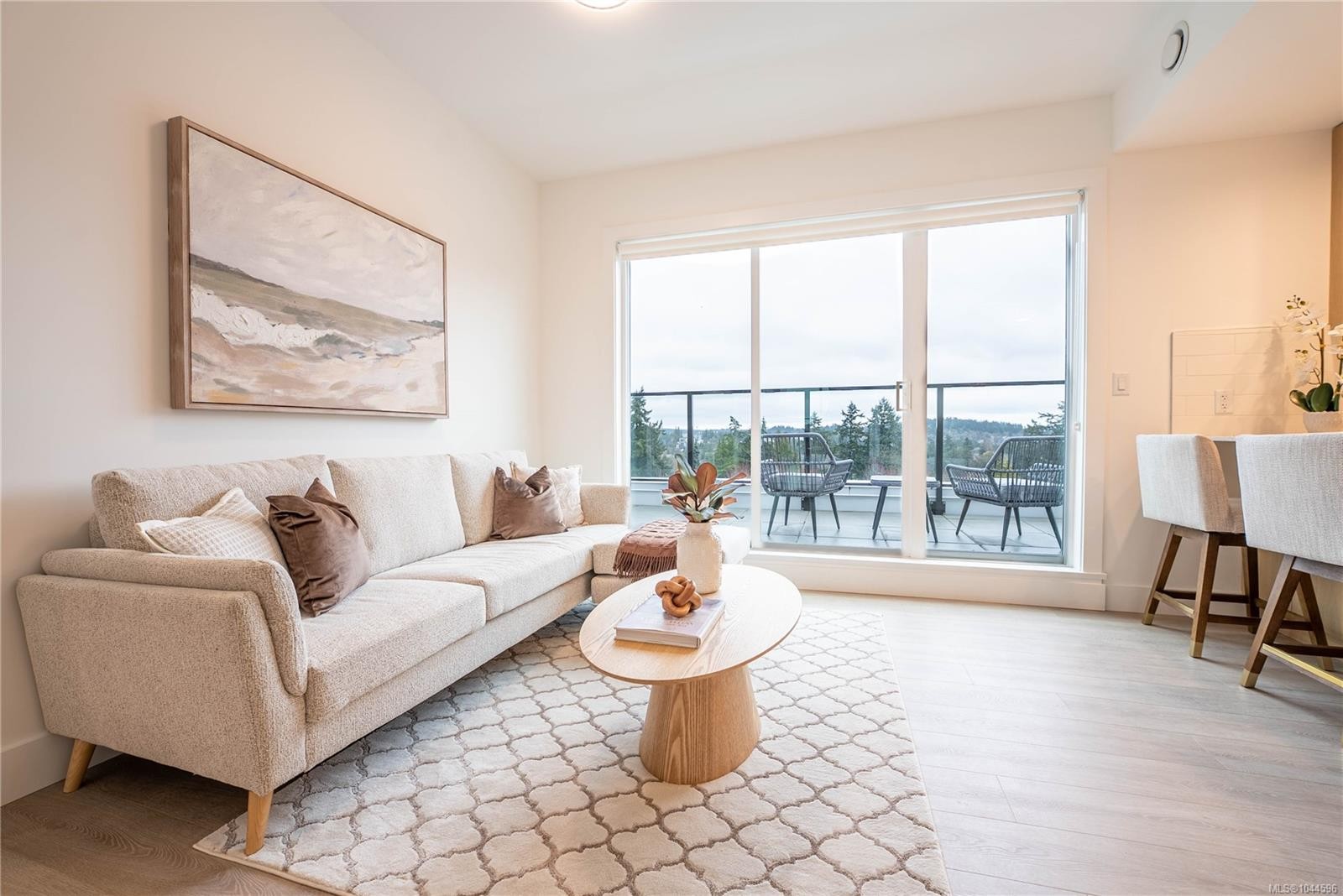 #212-258 Helmcken Rd, View Royal, BC - Indoor Photo Showing Living Room