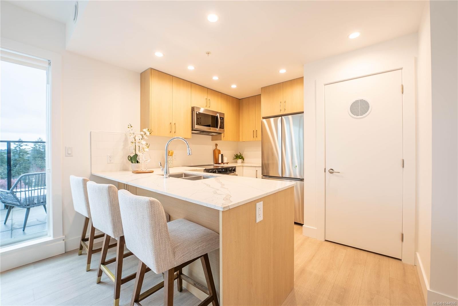 #212-258 Helmcken Rd, View Royal, BC - Indoor Photo Showing Kitchen