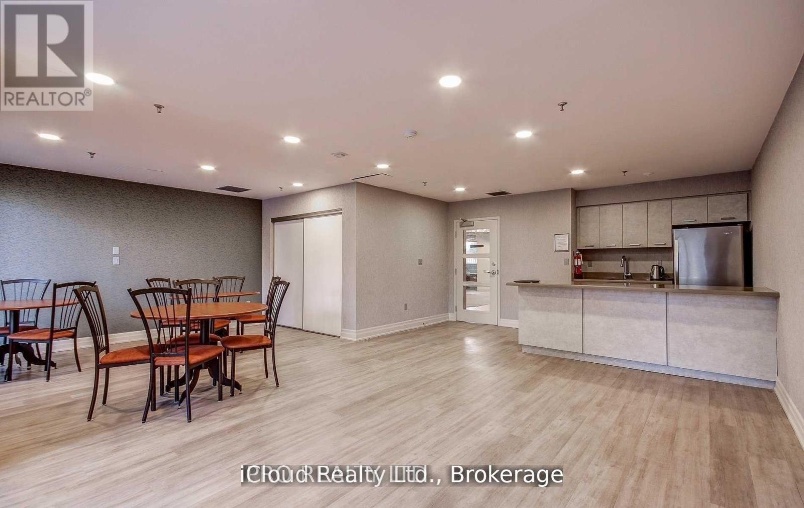 207 - 300 Ray Lawson Boulevard, Brampton, ON - Indoor