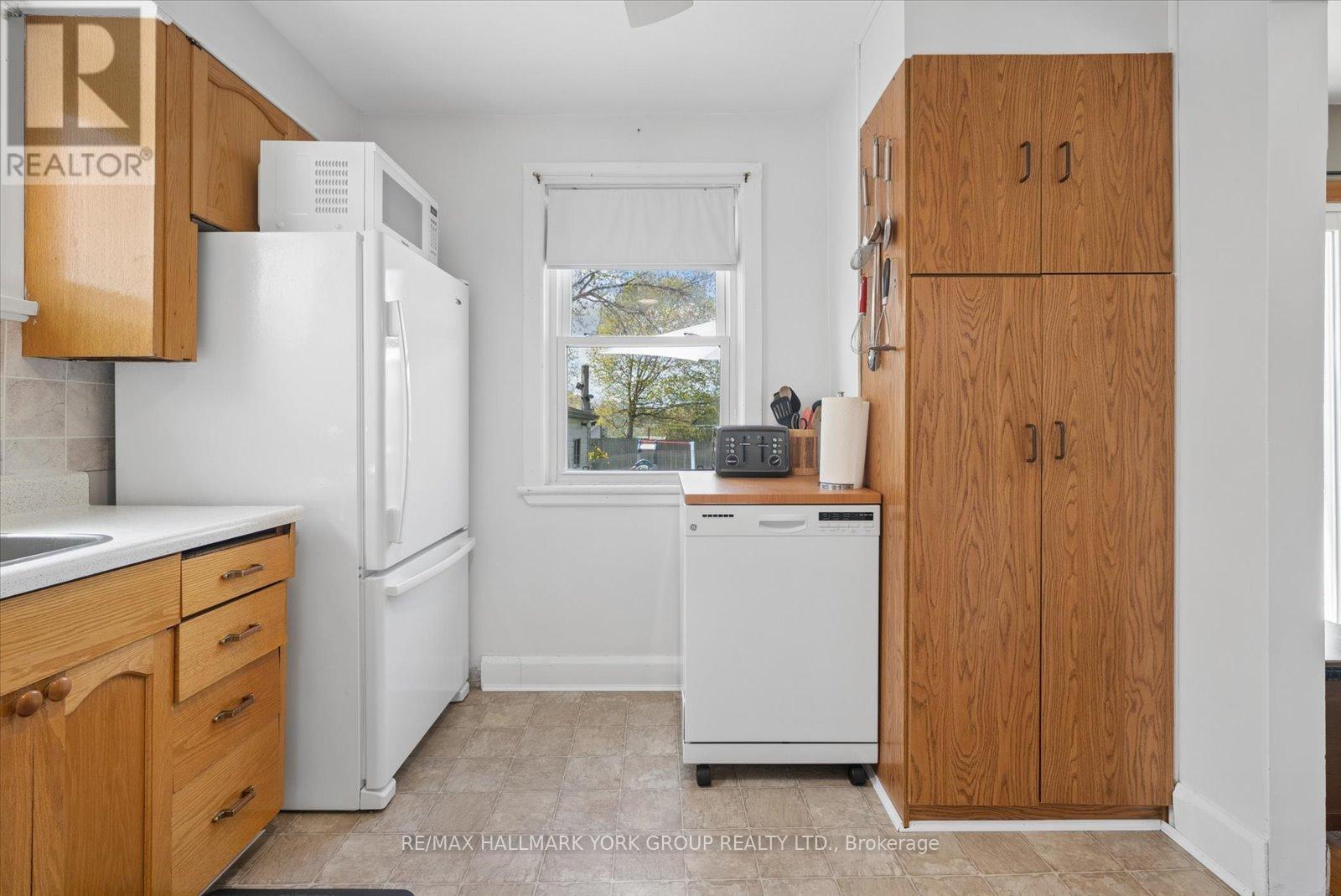 27 St Paul Street, Kawartha Lakes, ON - Indoor Photo Showing Kitchen