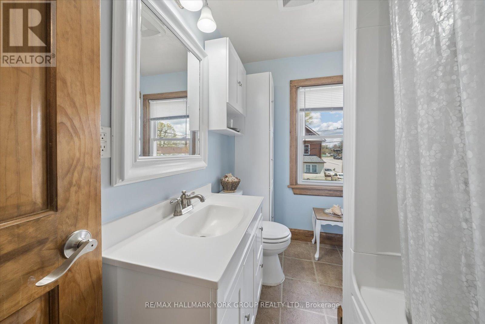 27 St Paul Street, Kawartha Lakes, ON - Indoor Photo Showing Bathroom
