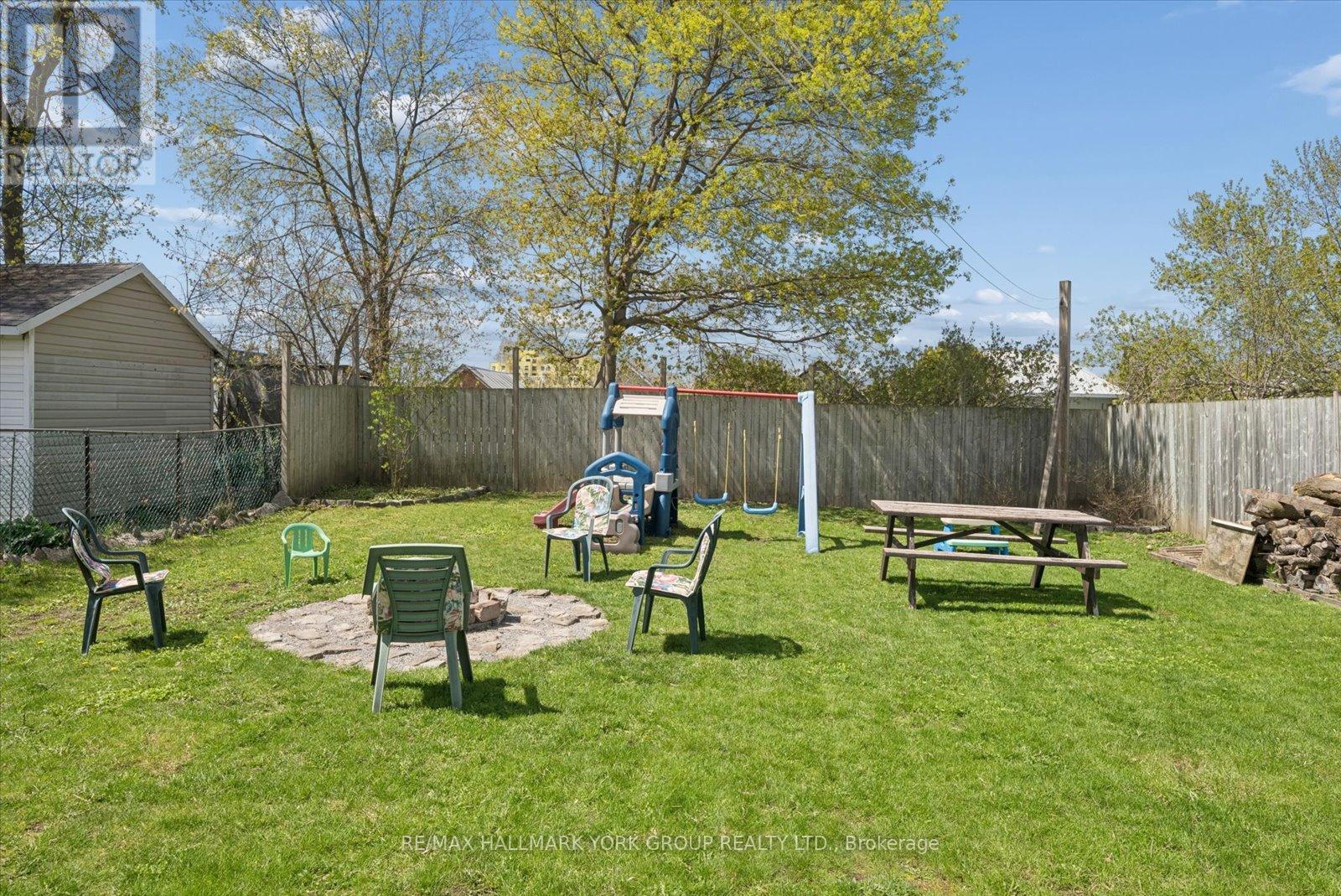 27 St Paul Street, Kawartha Lakes, ON - Outdoor With Backyard