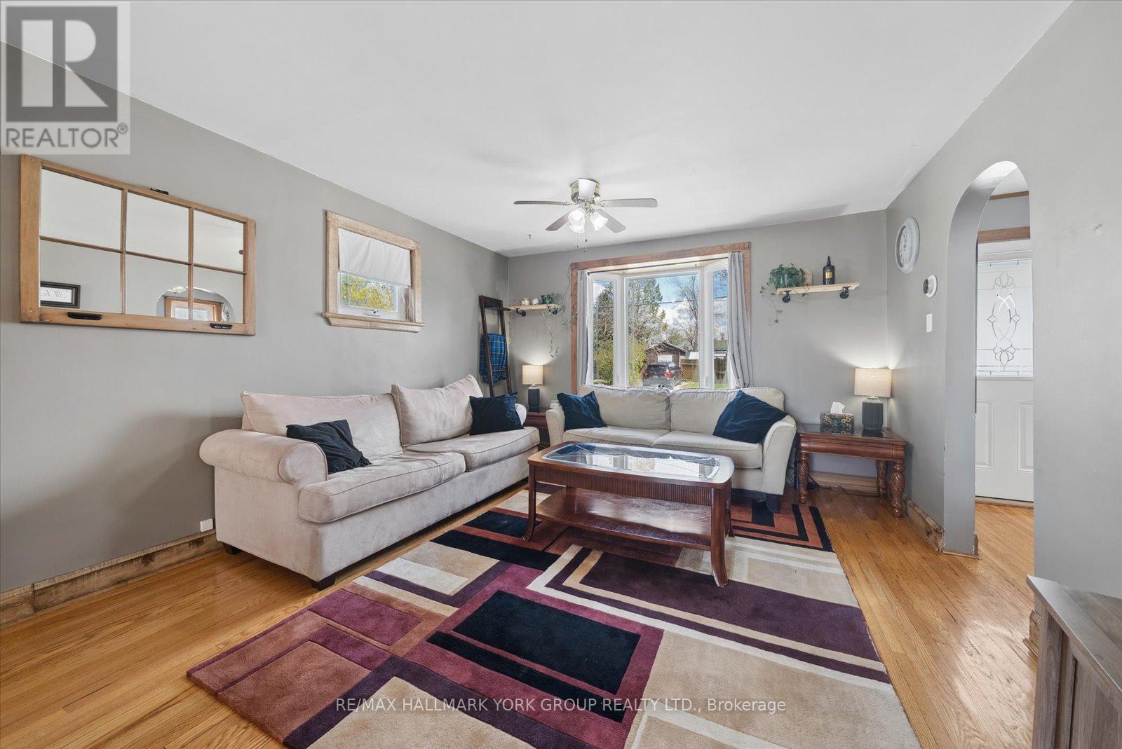 27 St Paul Street, Kawartha Lakes, ON - Indoor Photo Showing Living Room