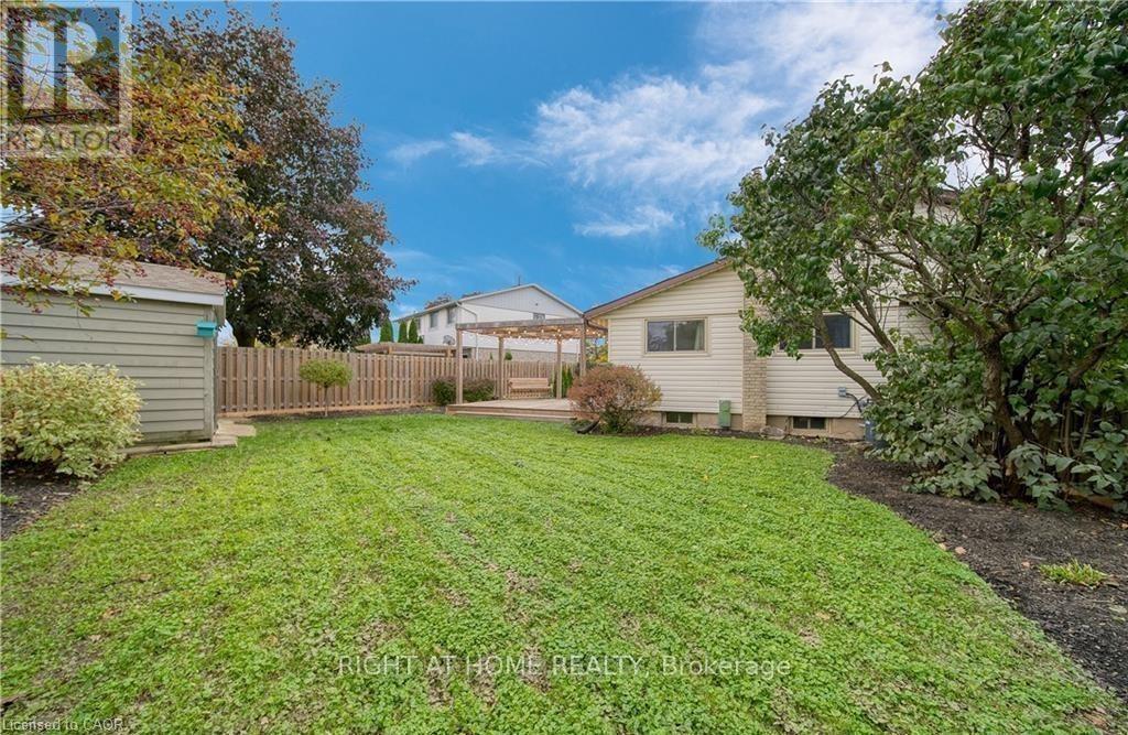 Big Irregular Shaped Backyard - 6 Bardadyn Court, St. Catharines, ON - Outdoor