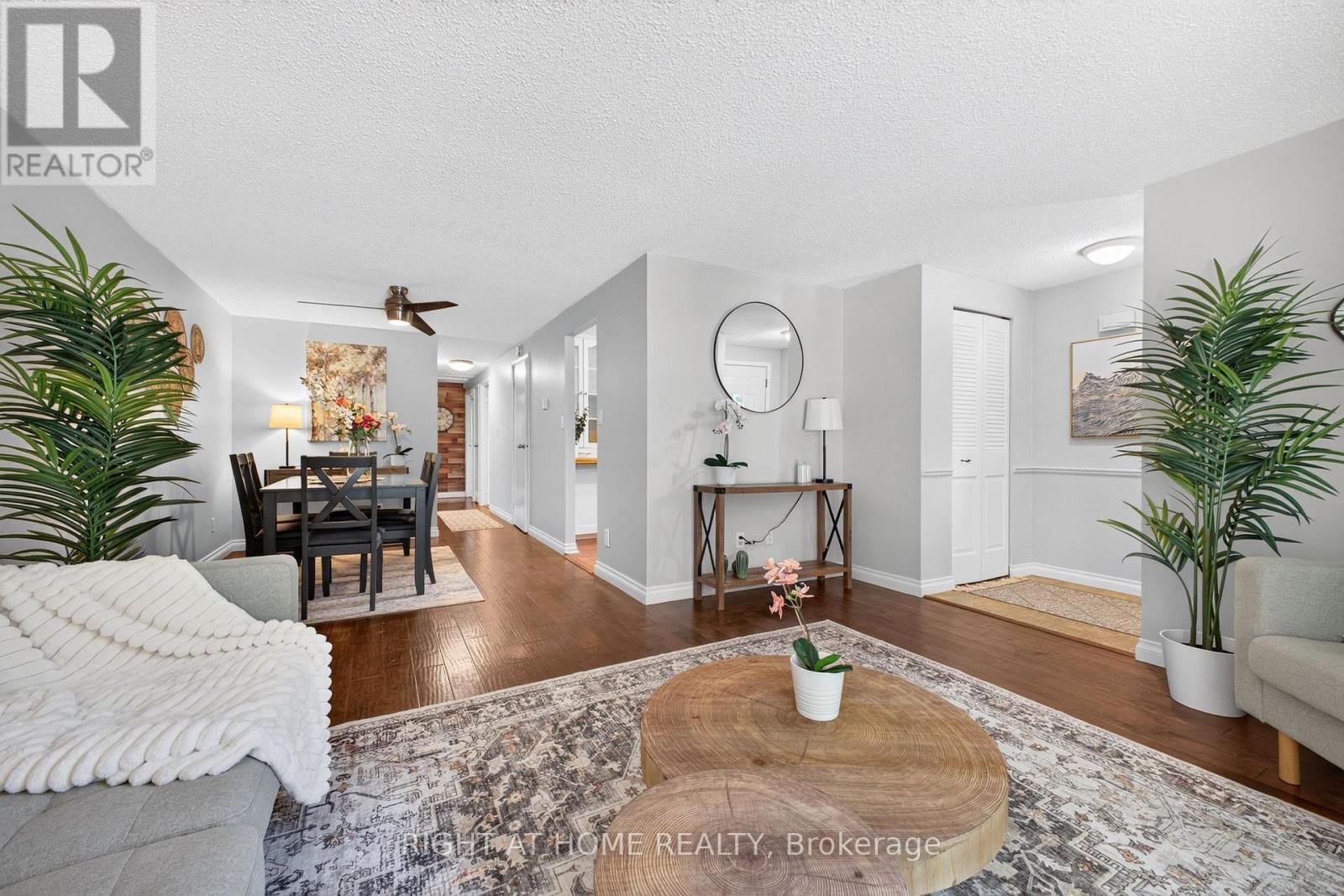 6 Bardadyn Court, St. Catharines, ON - Indoor Photo Showing Living Room