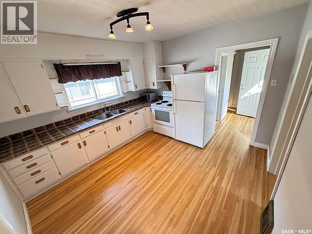 938 Iroquois Street W, Moose Jaw, SK - Indoor Photo Showing Kitchen With Double Sink