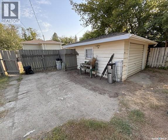 938 Iroquois Street W, Moose Jaw, SK - Outdoor