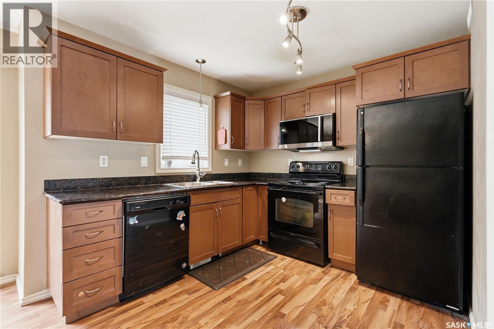 312 303 Slimmon Place, Saskatoon, SK - Indoor Photo Showing Kitchen With Double Sink