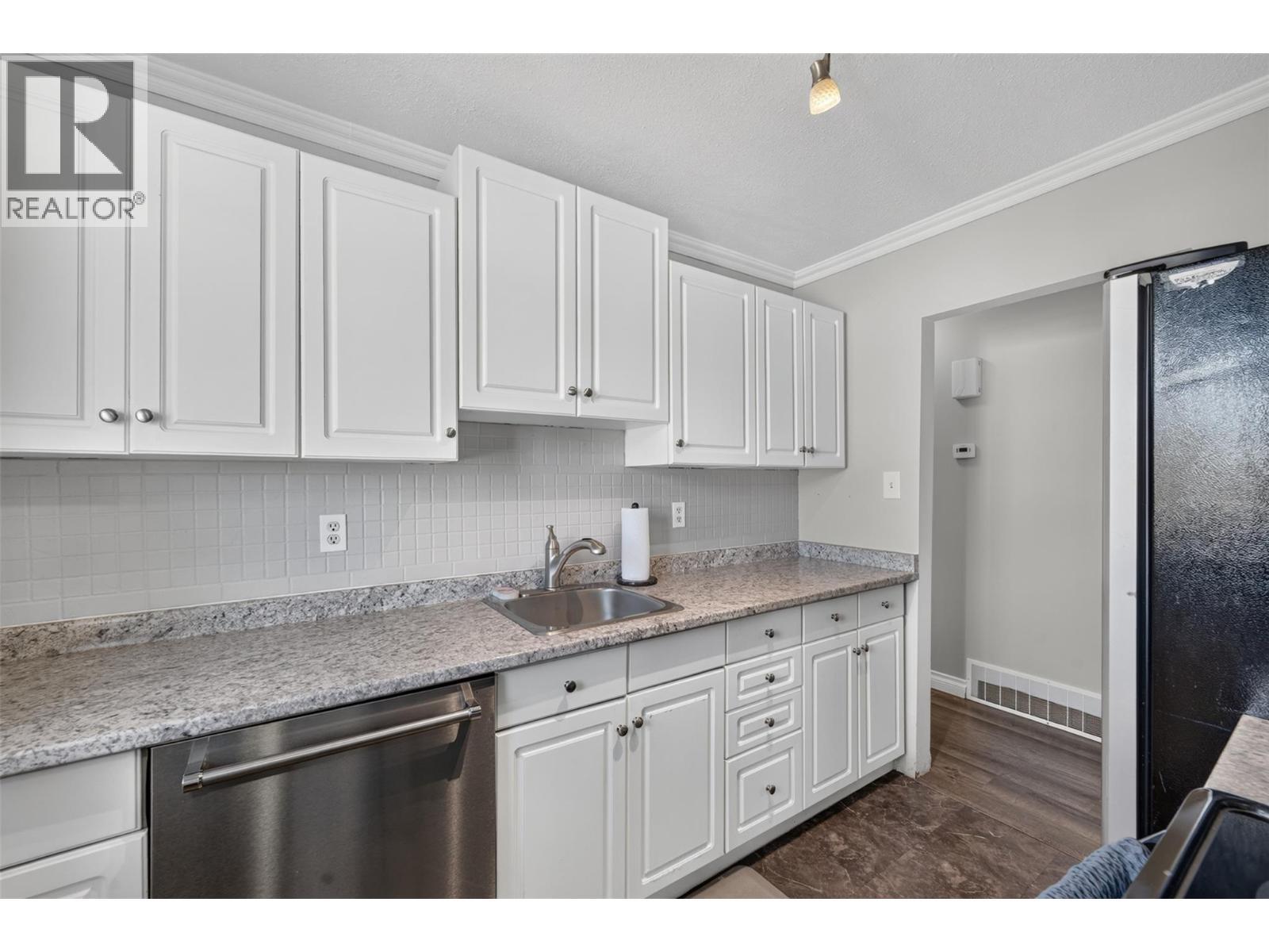 1128 118 Avenue, Dawson Creek, BC - Indoor Photo Showing Kitchen