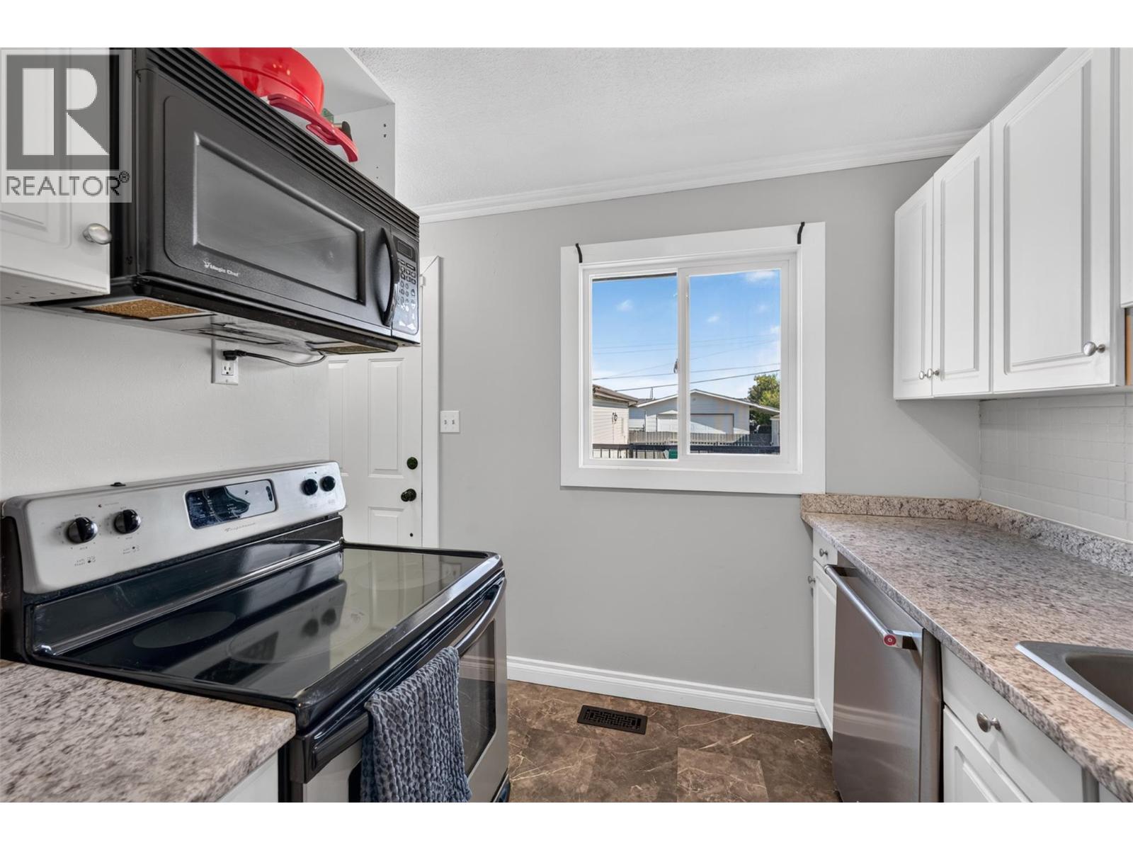 1128 118 Avenue, Dawson Creek, BC - Indoor Photo Showing Kitchen