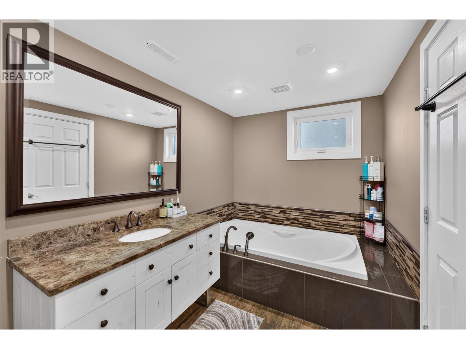 1128 118 Avenue, Dawson Creek, BC - Indoor Photo Showing Bathroom