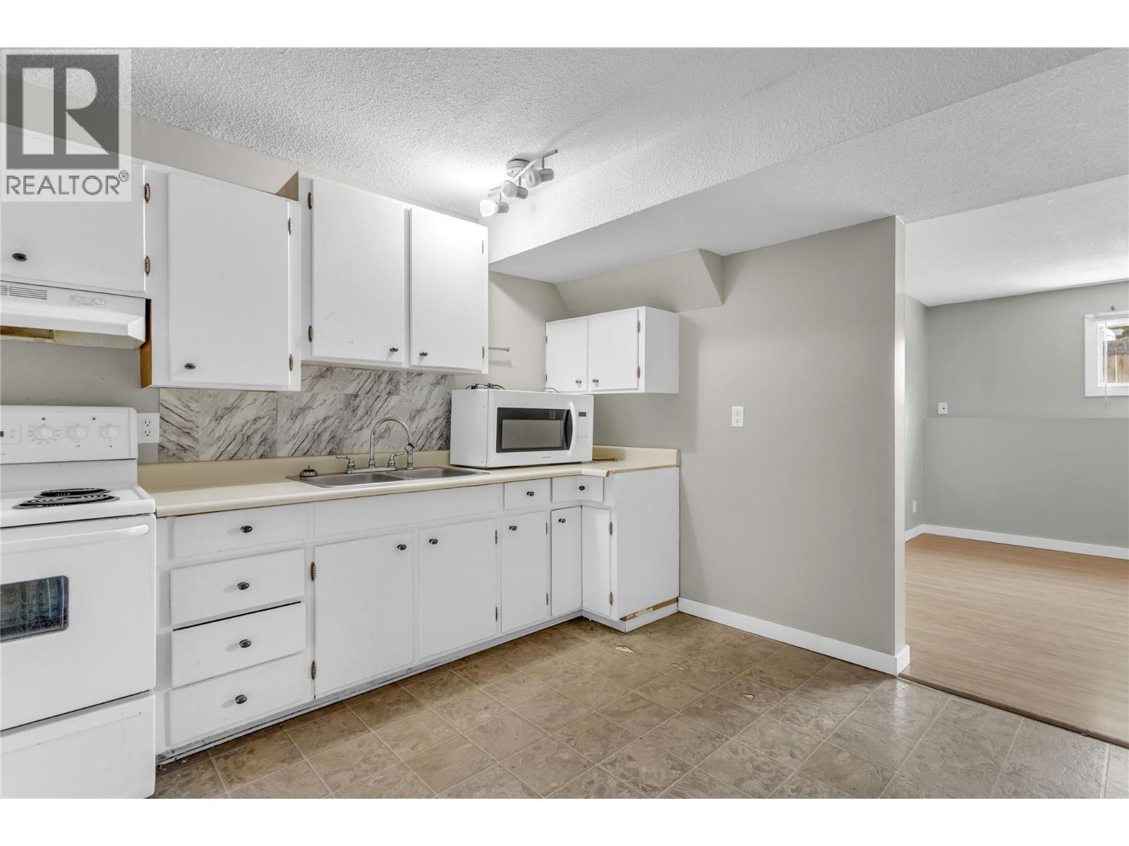 240 Petch Road, Kelowna, BC - Indoor Photo Showing Kitchen